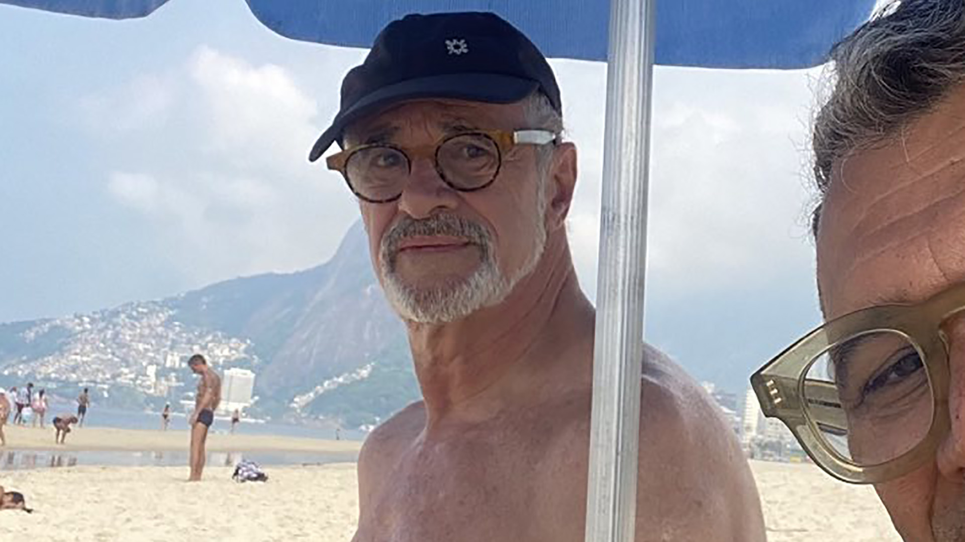 Discreto, Marcos Caruso curte praia com o maridão em registro raro: “Casalzão”