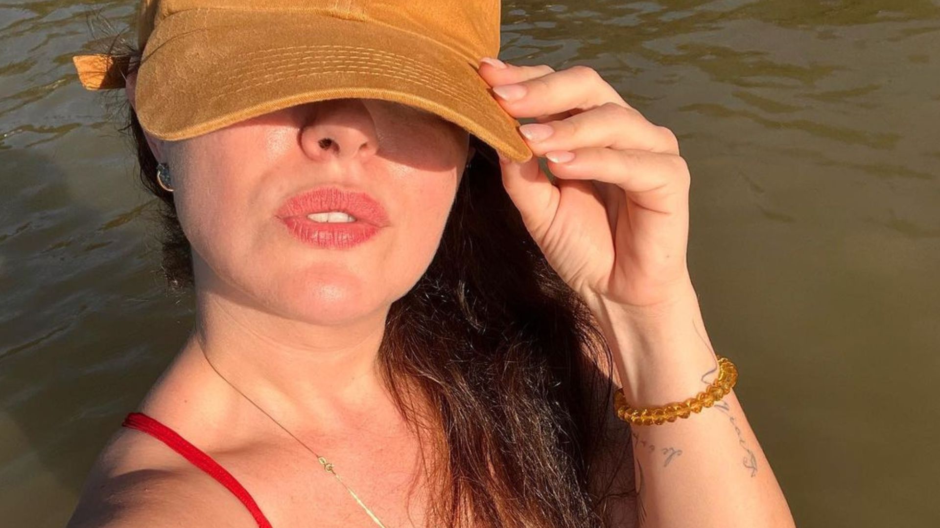 Mari Bridi exibe barriga sequinha em biquíni vermelho e deixa fãs babando: “Que mulher”