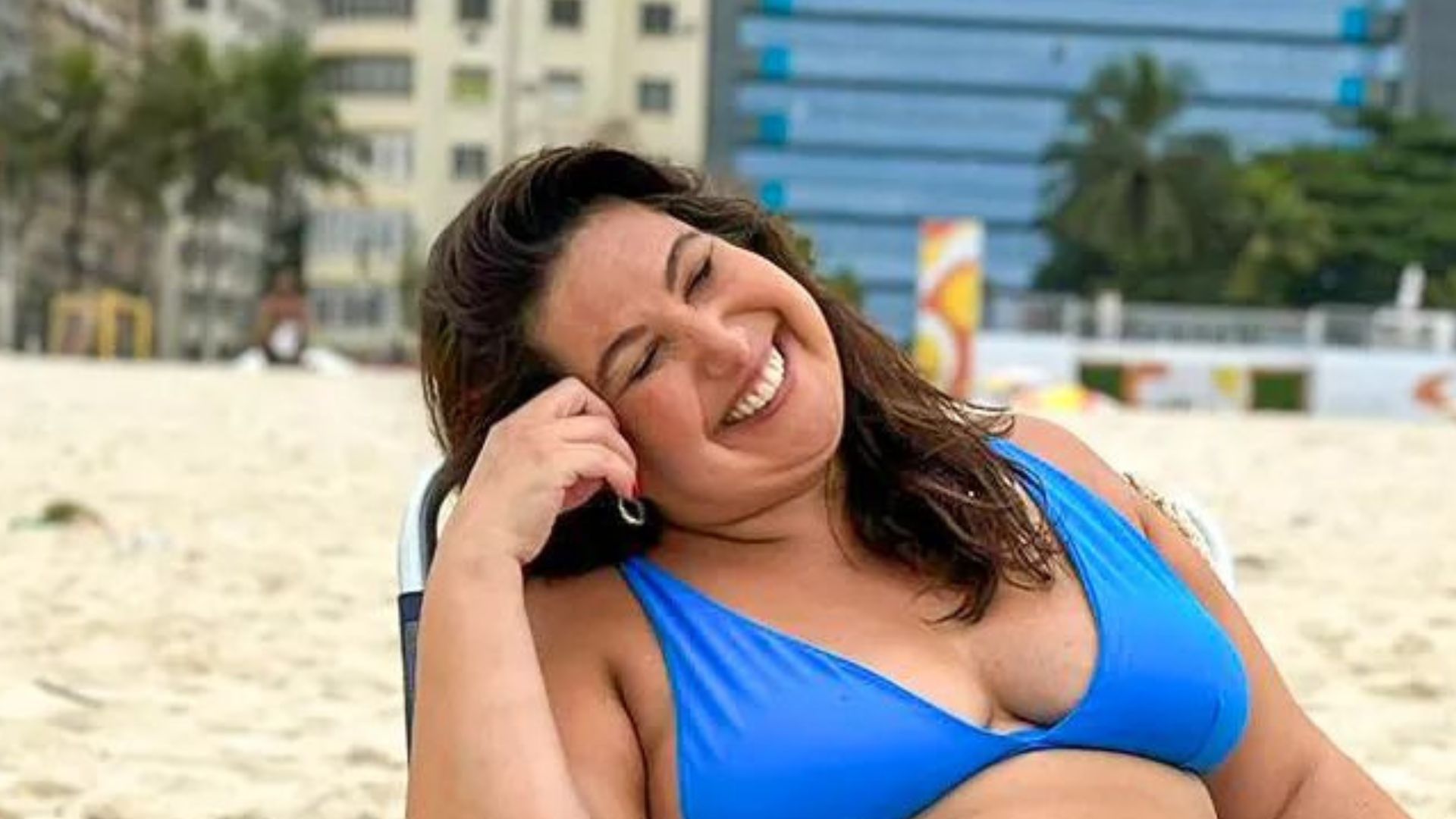 De biquíni cavado, Mariana Xavier exibe corpão natural na praia e fãs reagem: “Real e linda”