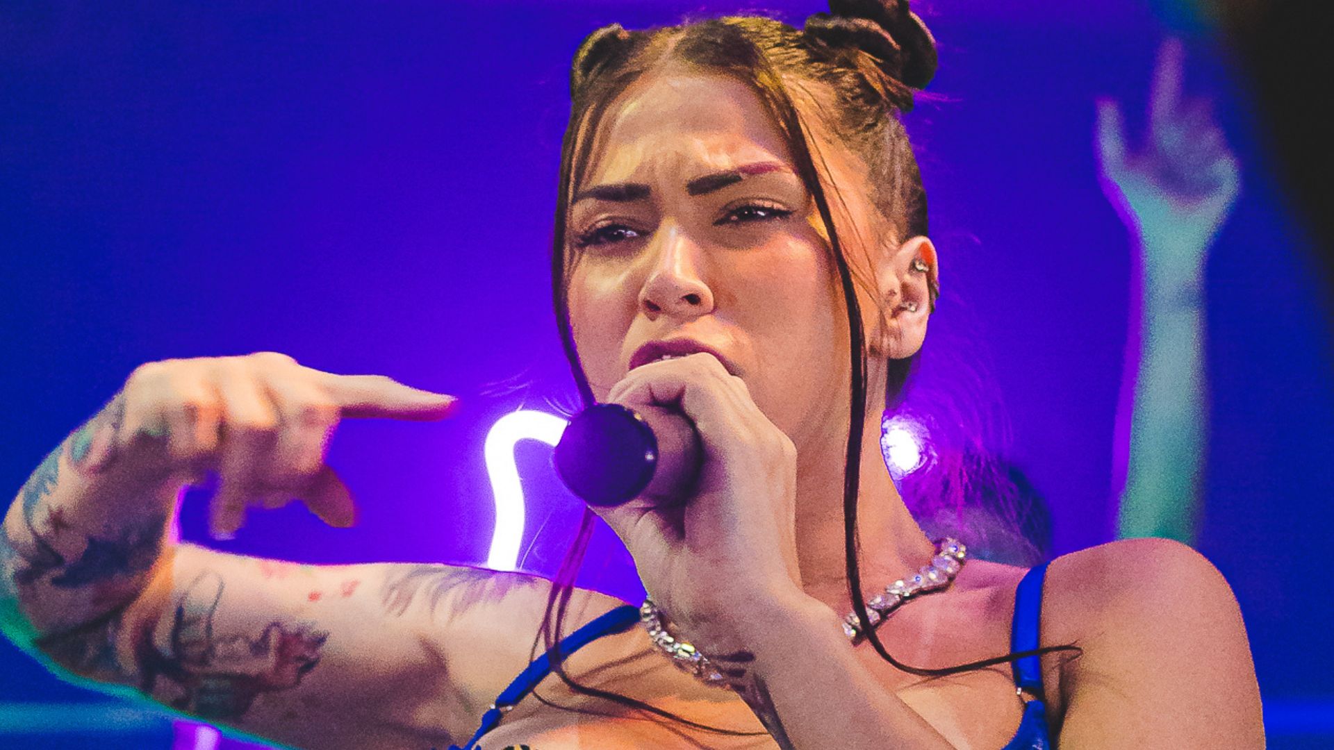 MC Pipokinha rebate críticas por cantor sobre sexo: “Tenho 4 casas e carro à vista”