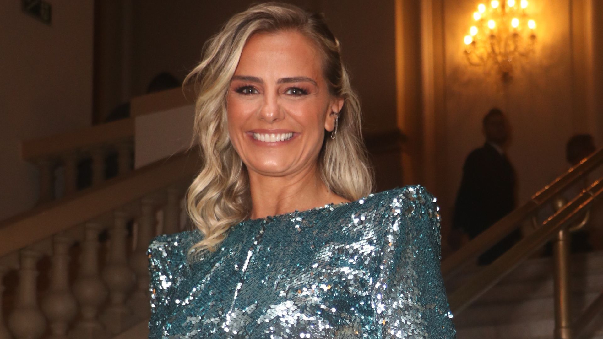 Lembra dela? Milene Domingues reaparece deslumbrante com vestido de gala