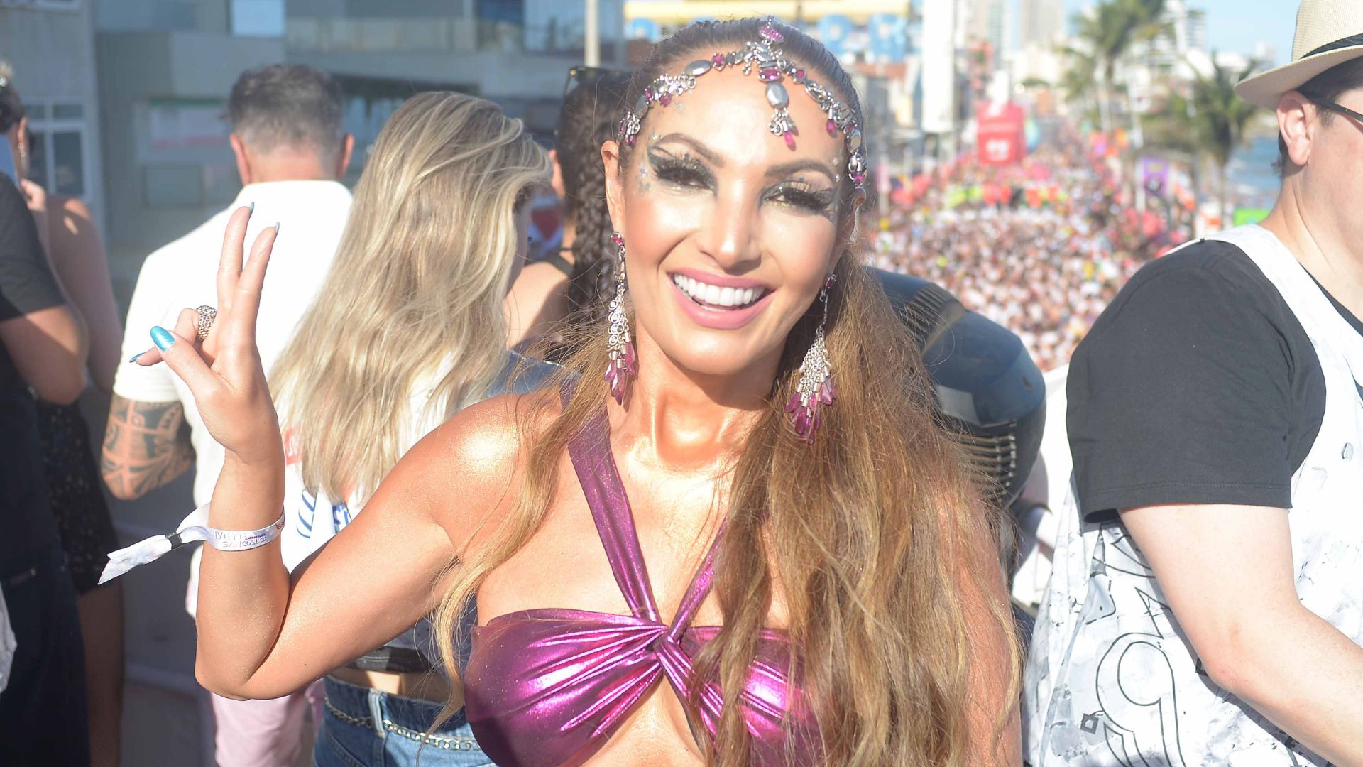 Espetáculo! Patrícia Poeta deixa a barriga de fora e vai só de top para o Carnaval de Salvador