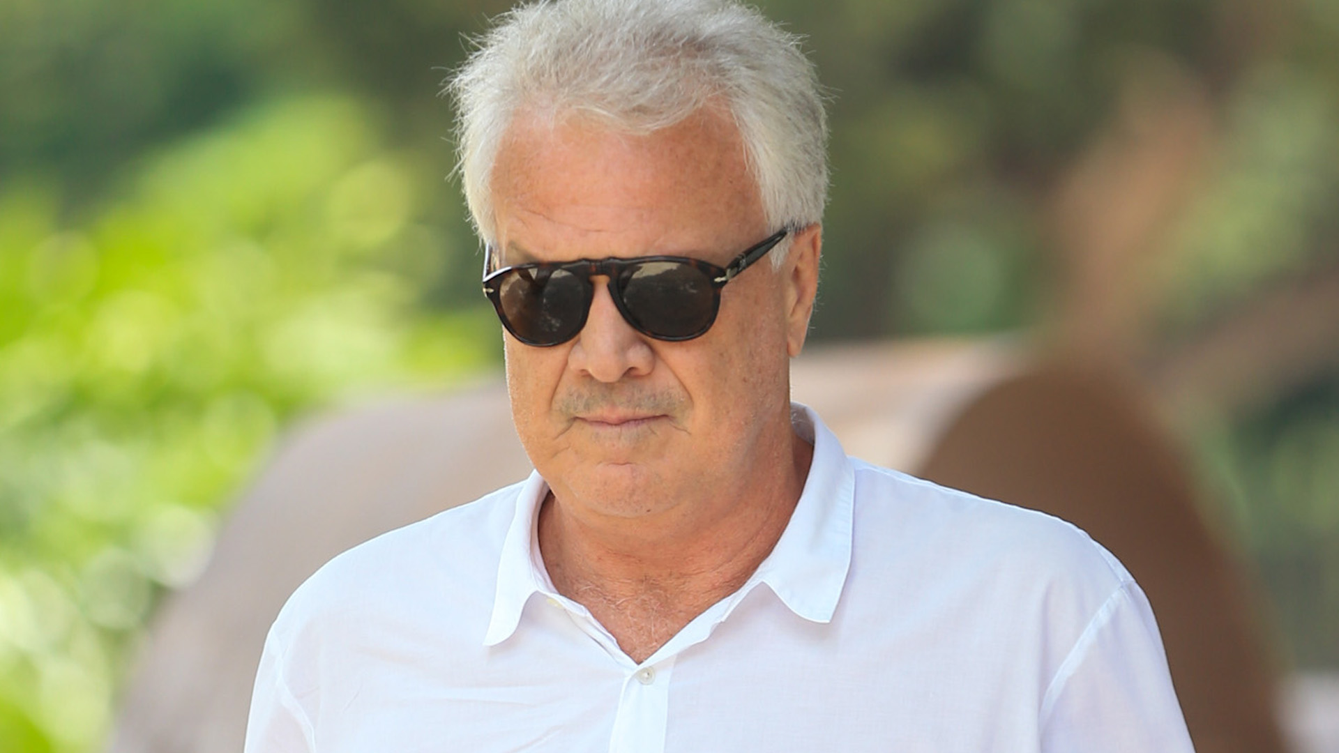 Cabisbaixo, Pedro Bial dispensa roupa preta em velório de Glória Maria