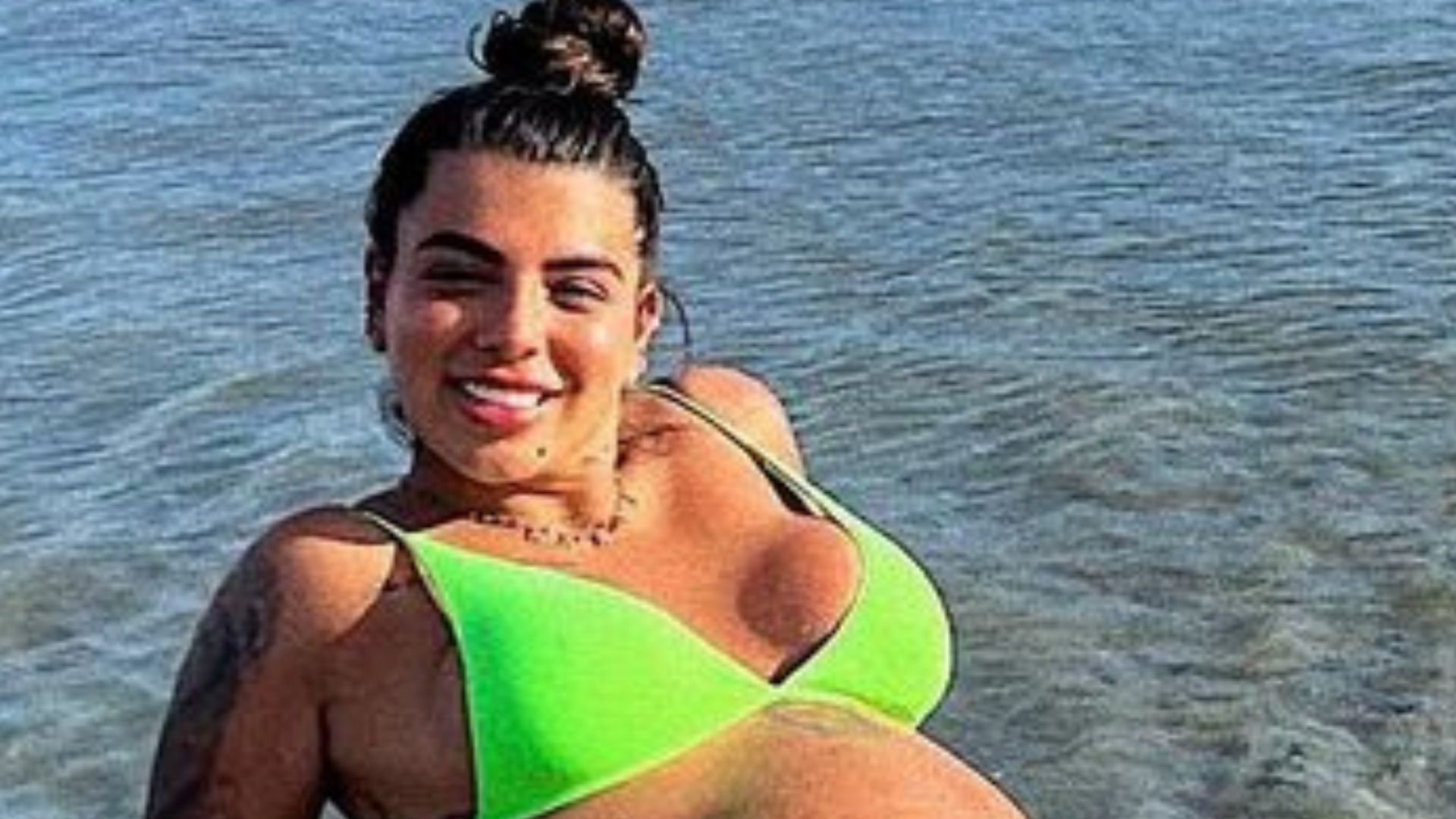 No sétimo mês, Petra Mattar exibe barrigão gigantesco de biquíni: “Cresce e cresce”