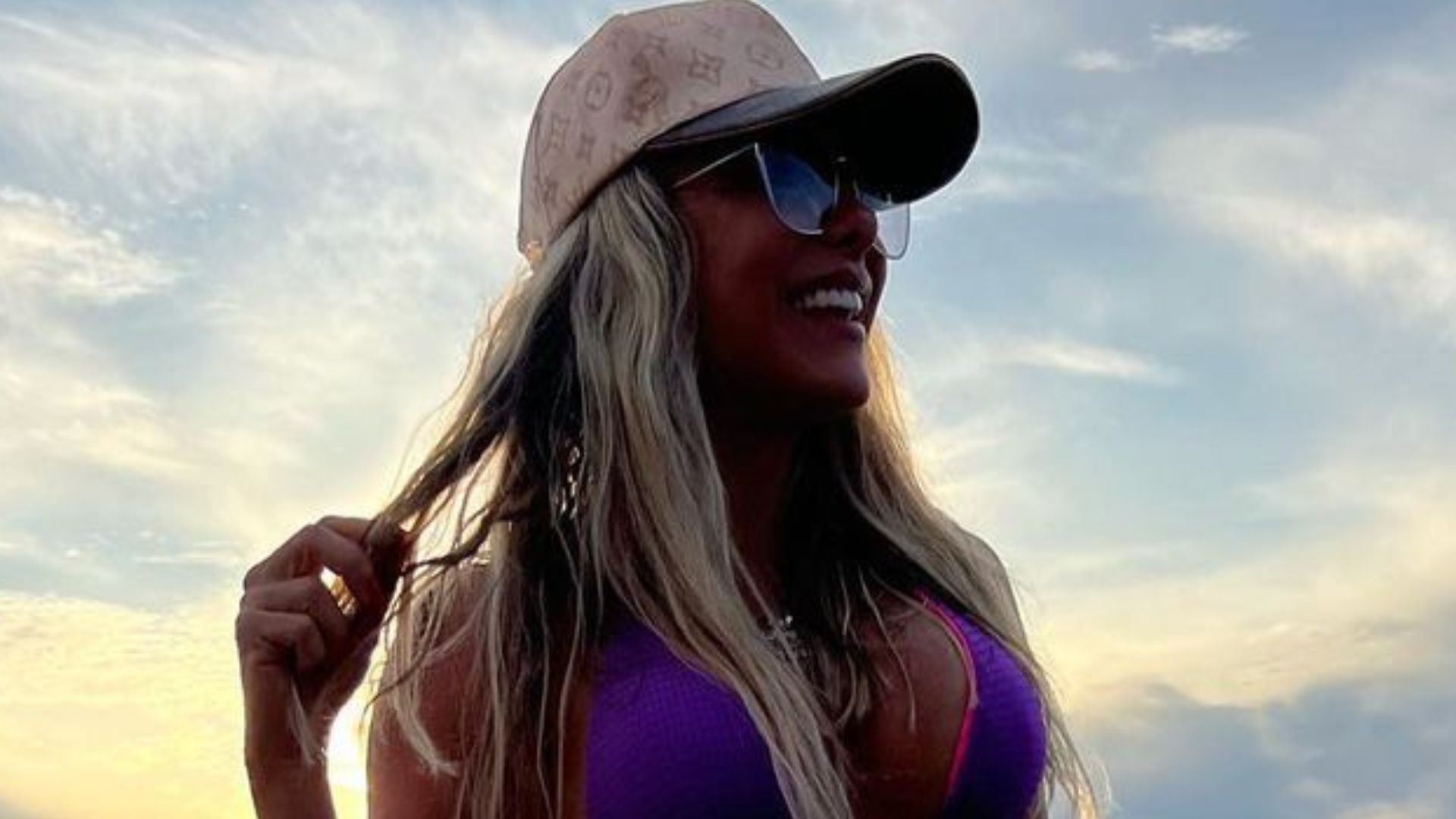 De fio-dental, esposa de Leonardo quase explode biquíni com decote gigante: “Que mulher”