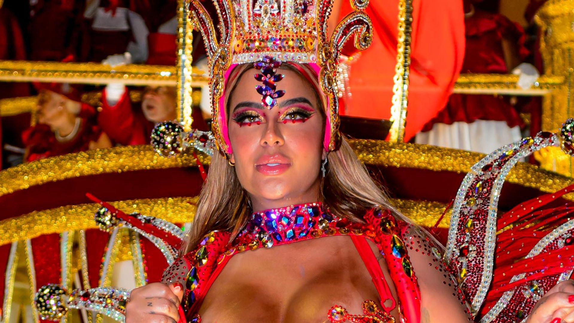 Com tapa-sexo, irmã de Neymar deixa virilha à mostra e exibe decote profundo em desfile do Salgueiro