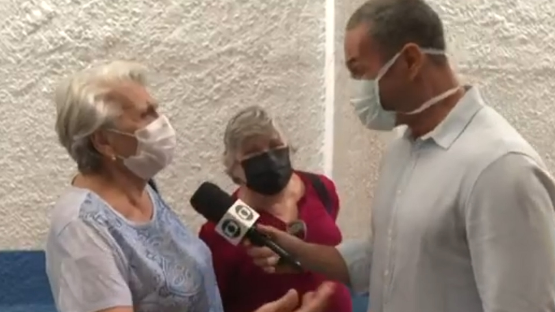 Repórter do ‘Mais Você’ leva patada de entrevistada ao vivo: “Fica quieto”