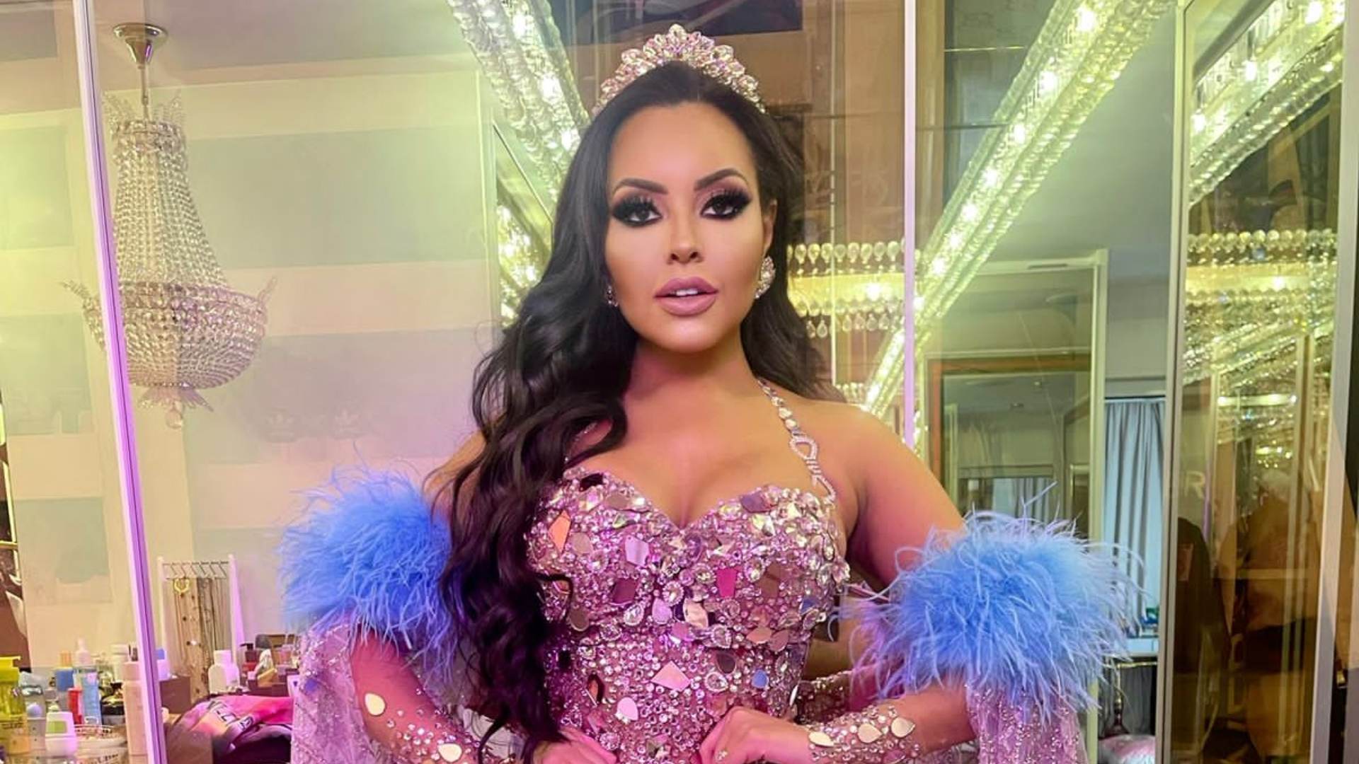 Rainha da Rosas de Ouro, Ana Beatriz Godoi aposta em fantasia com 50 mil cristais: “Vale tudo”