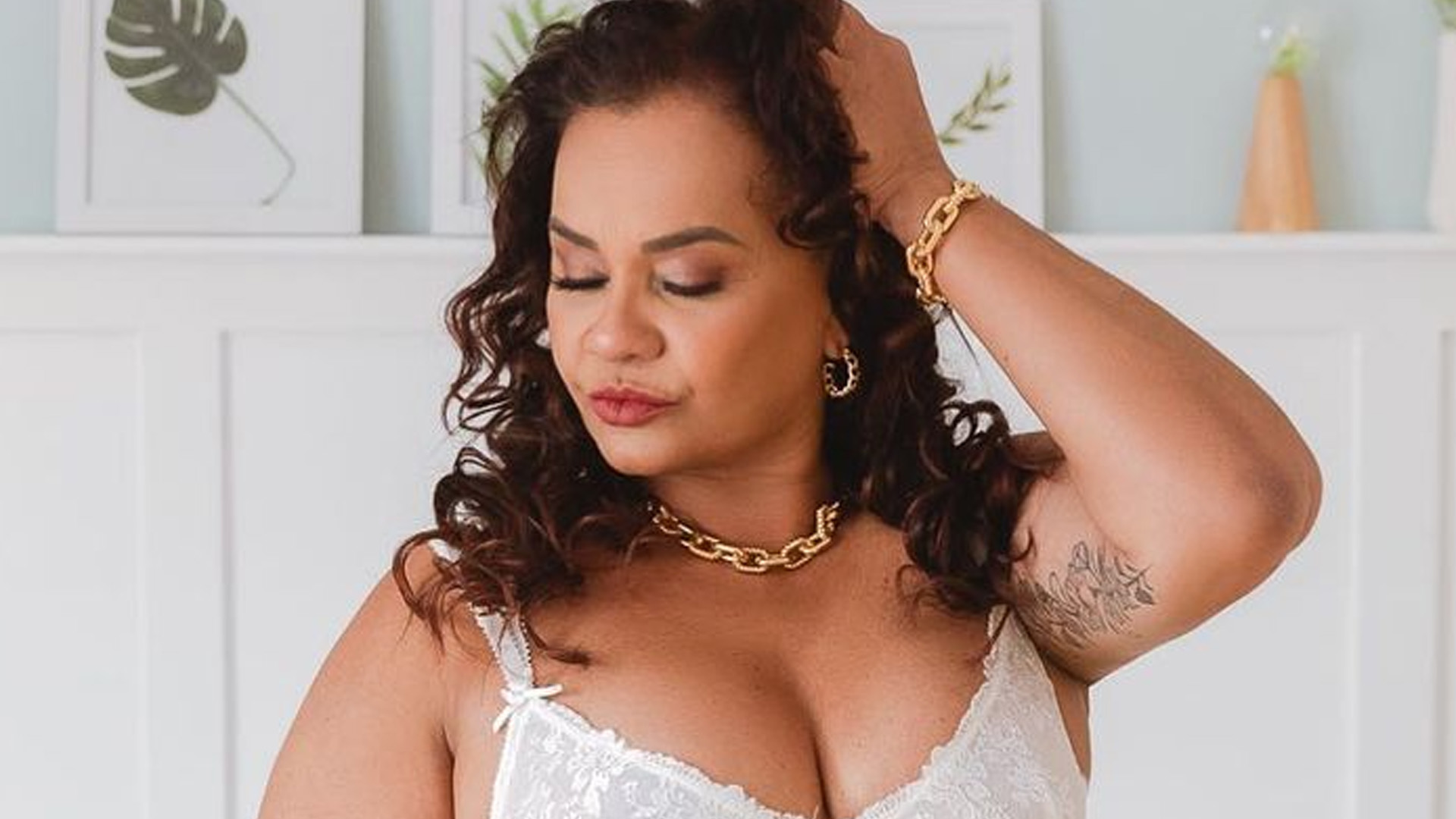 Aos 65 anos, Solange Couto sensualiza de lingerie mínima e faz sucesso: “O tempo para pra você”
