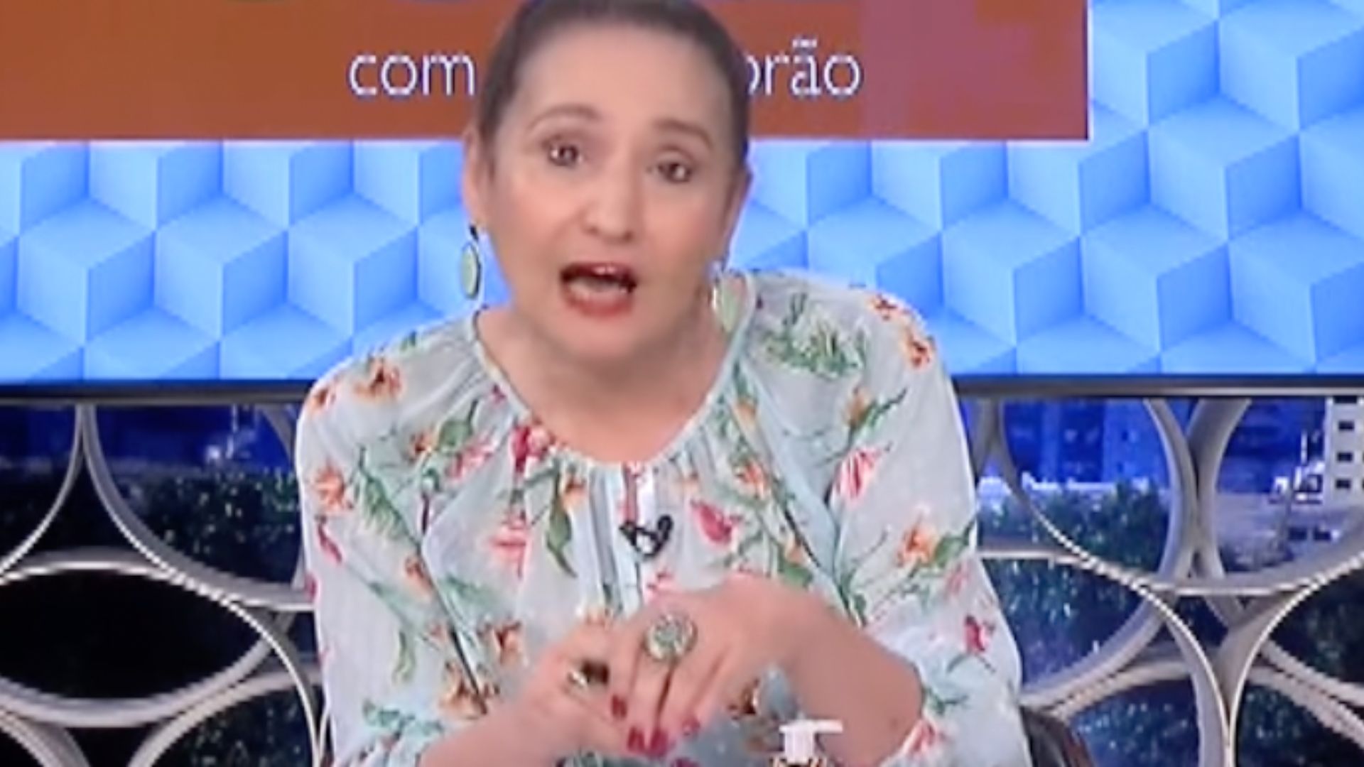 Sonia Abrão revela doença ao vivo na TV: “Não conseguia sair da cama”