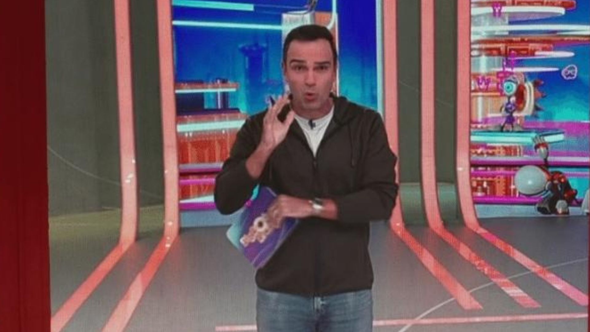 BBB23: Tadeu Schmidt quebra o protocolo e dá bronca nos brothers: “Agonia”
