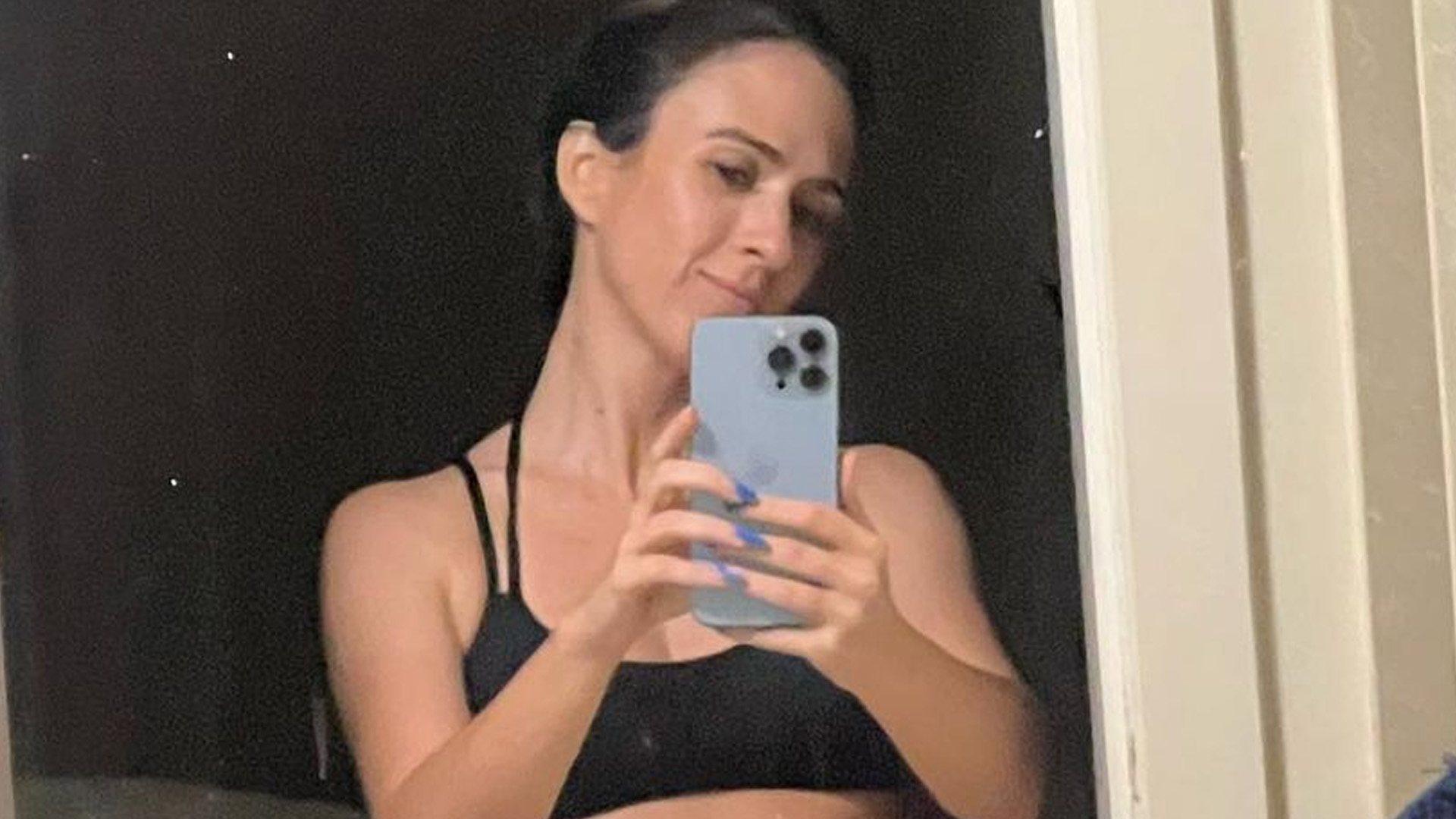 De top e calcinha, Tatá Werneck exibe corpão e Rafa Vitti recebe recado: “Sua mulher é gostosa”