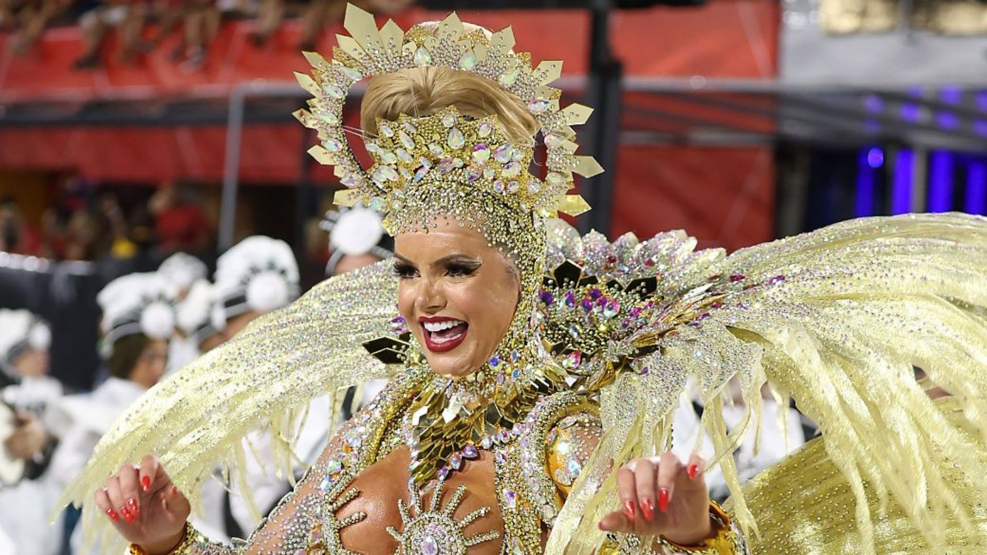 Poderosa! Única rainha de bateria trans da Sapucaí desfila com a virilha de fora