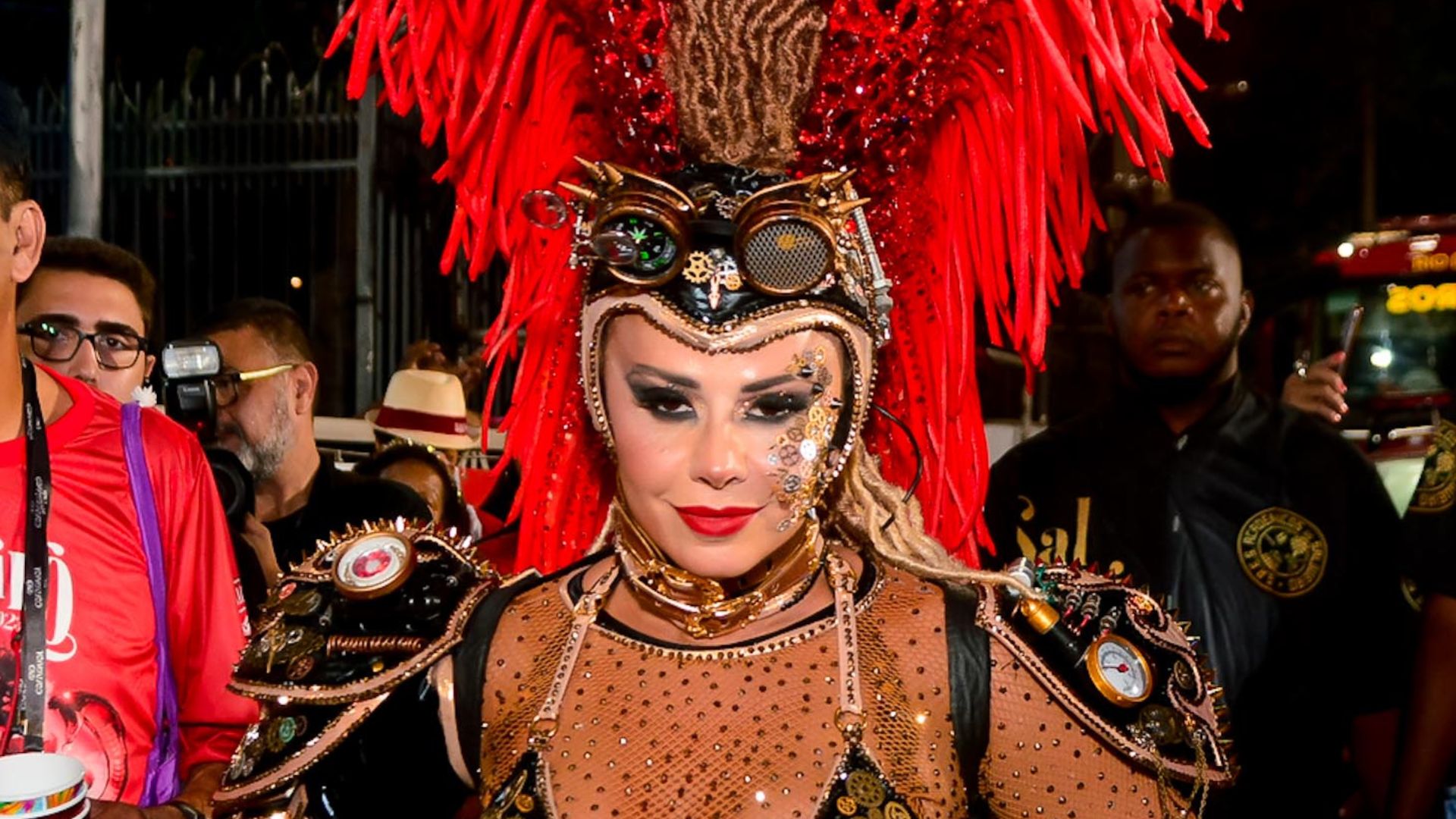 Rainha de Bateria do Salgueiro, Viviane Araújo quase deixa intimidade escapar em fantasia transparente