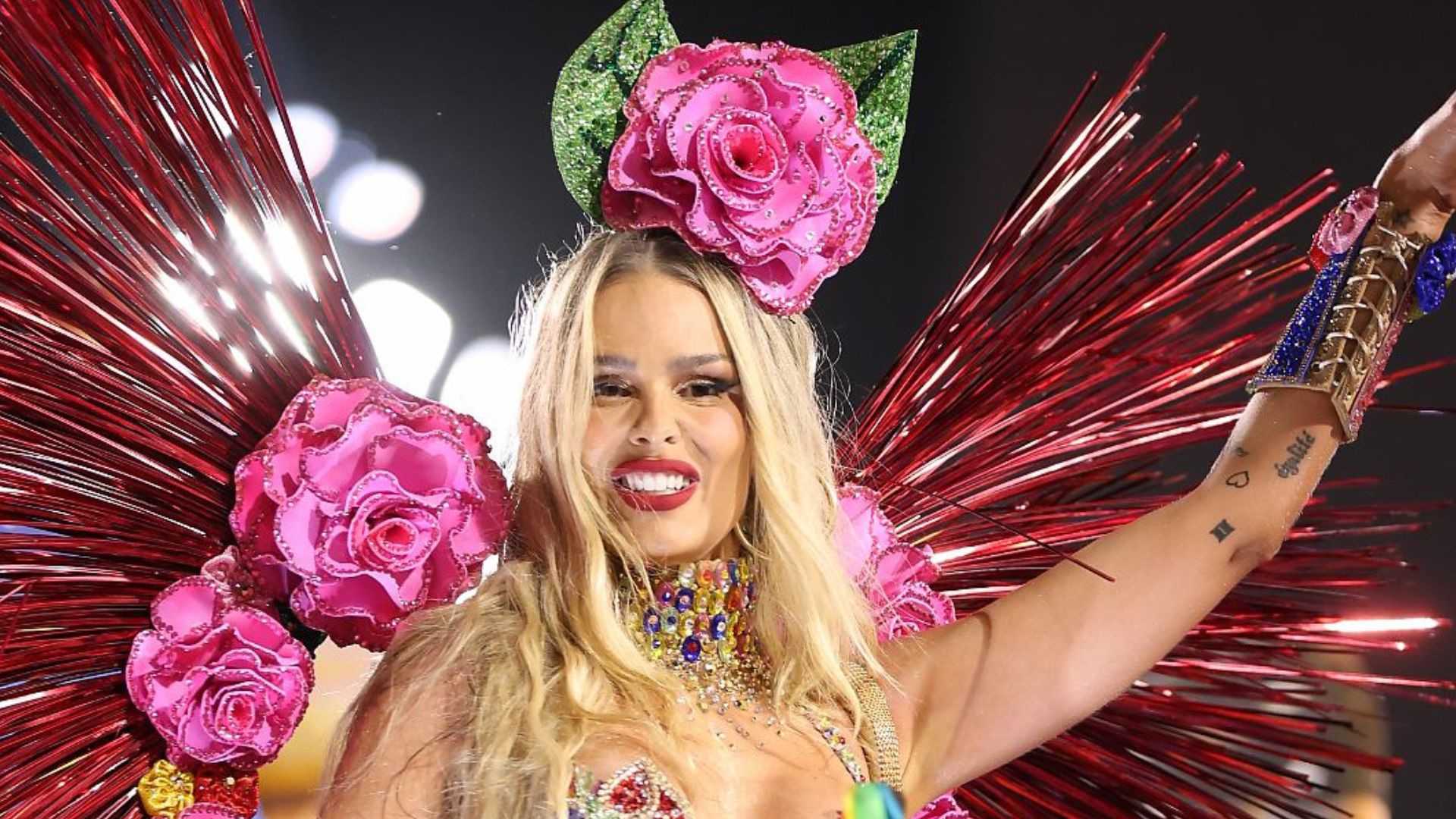 De fantasia cavada, Yasmin Brunet se atrasa e sai correndo atrás de carro alegórico na Sapucaí