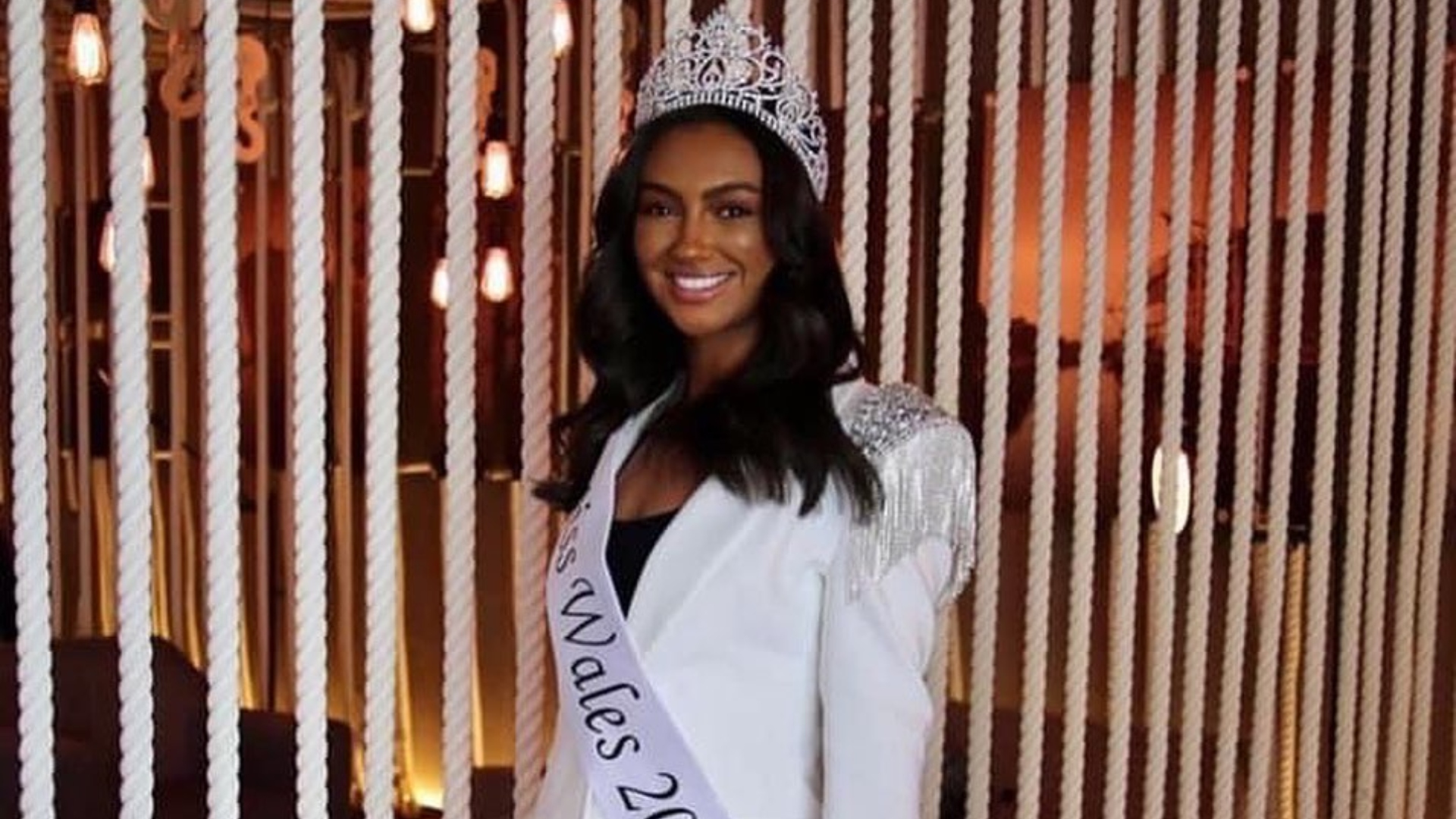 Miss País de Gales quebra pescoço em acidente trágico e é levada às pressas para o hospital