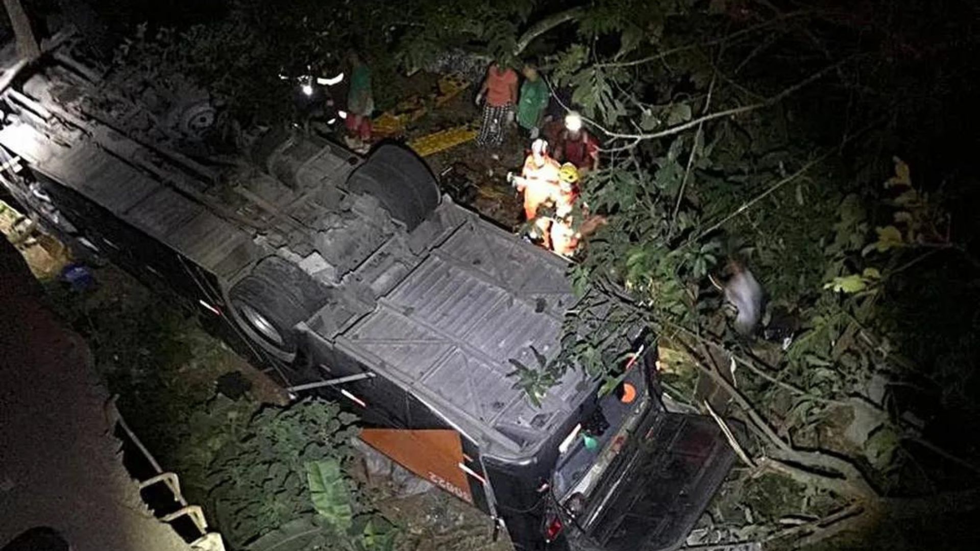 Ônibus com time de futebol sofre acidente gravíssimo; 4 mortos já foram confirmados