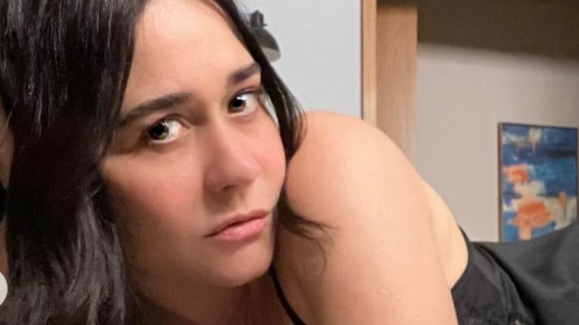 Alessandra Negrini posa de camisola e deixa polpa do bumbum de fora: “Delícia”