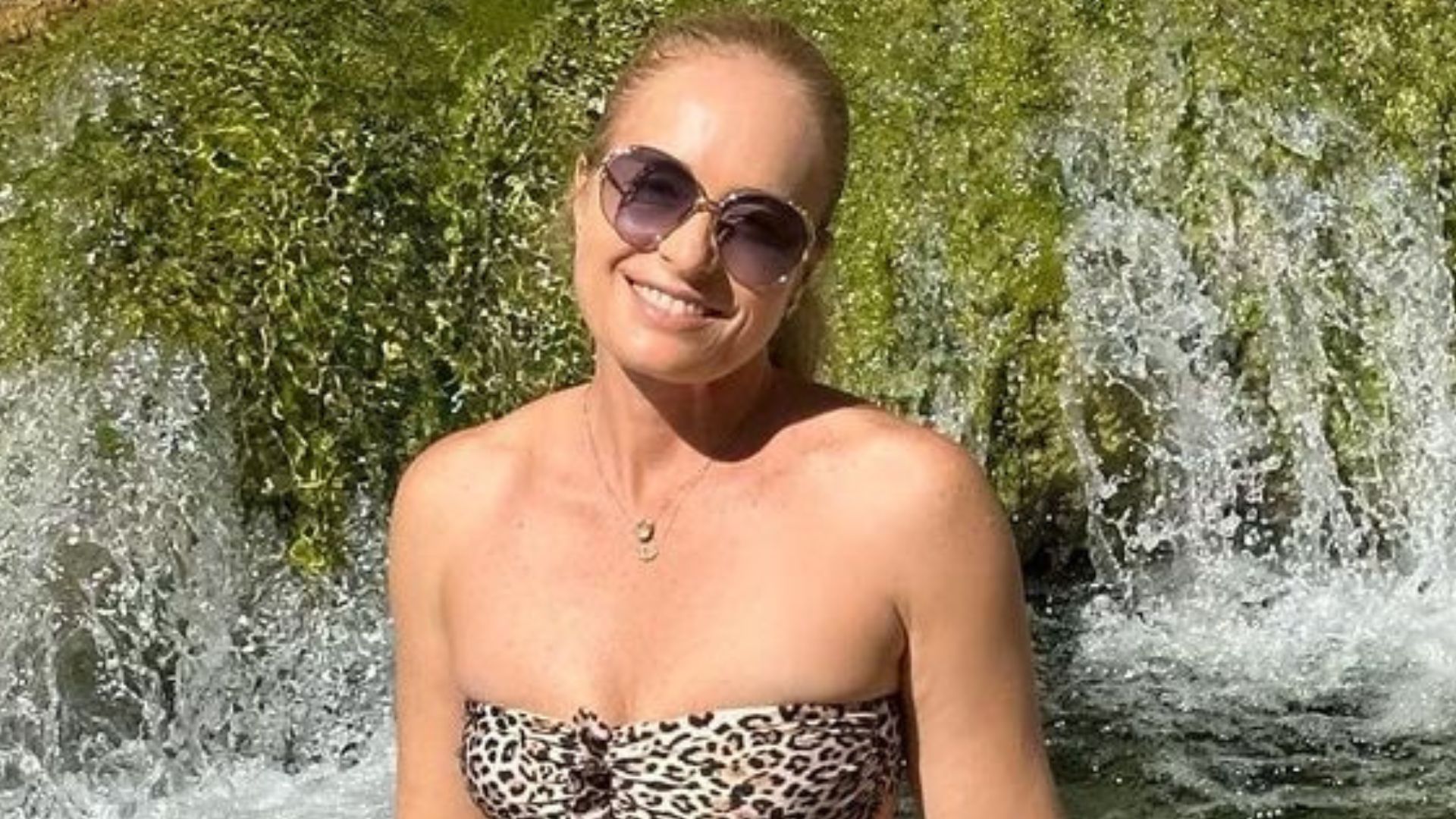 Aos 49 anos, Angélica exibe corpo invejável em biquíni de oncinha: “Férias”