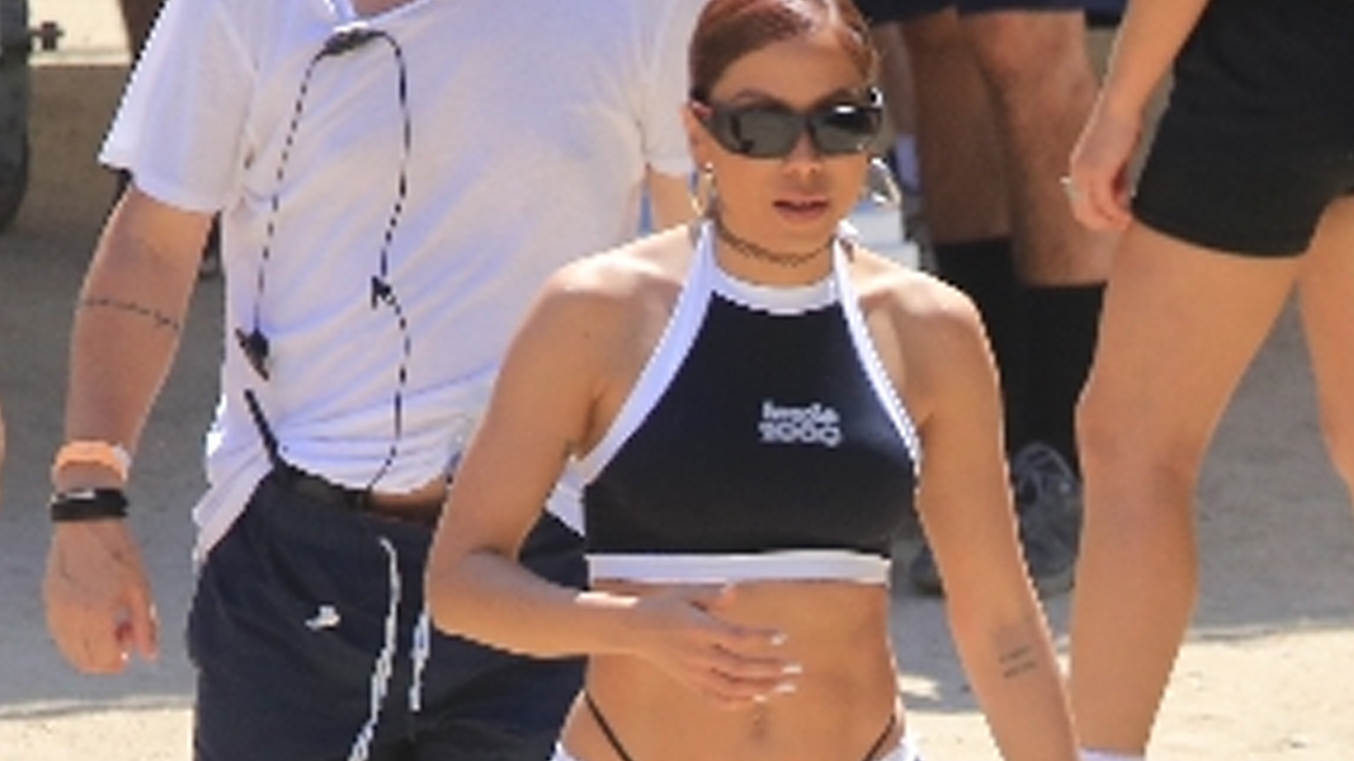 Anitta é flagrada com shortinho minúsculo e calcinha à mostra em gravação de clipe