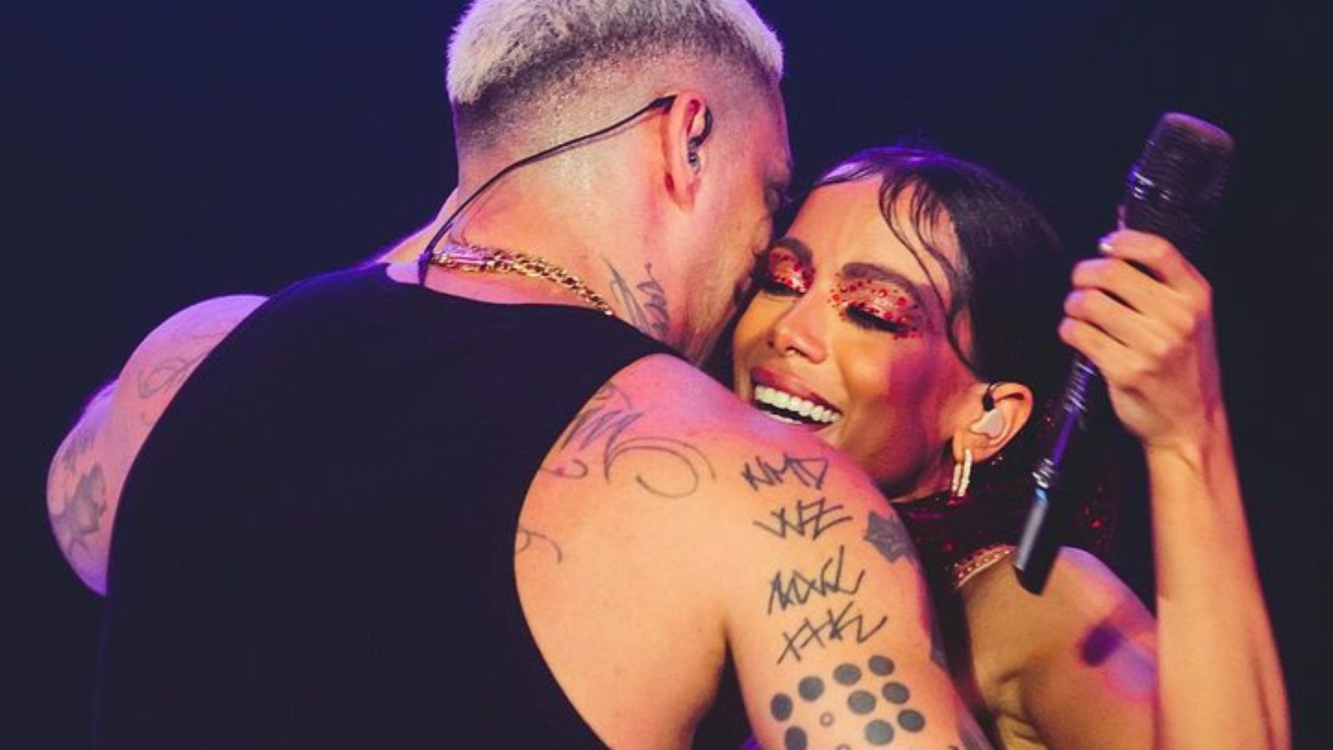 Tá rolando! Anitta escapa de festa para encontro íntimo com Filipe Ret em quarto de hotel