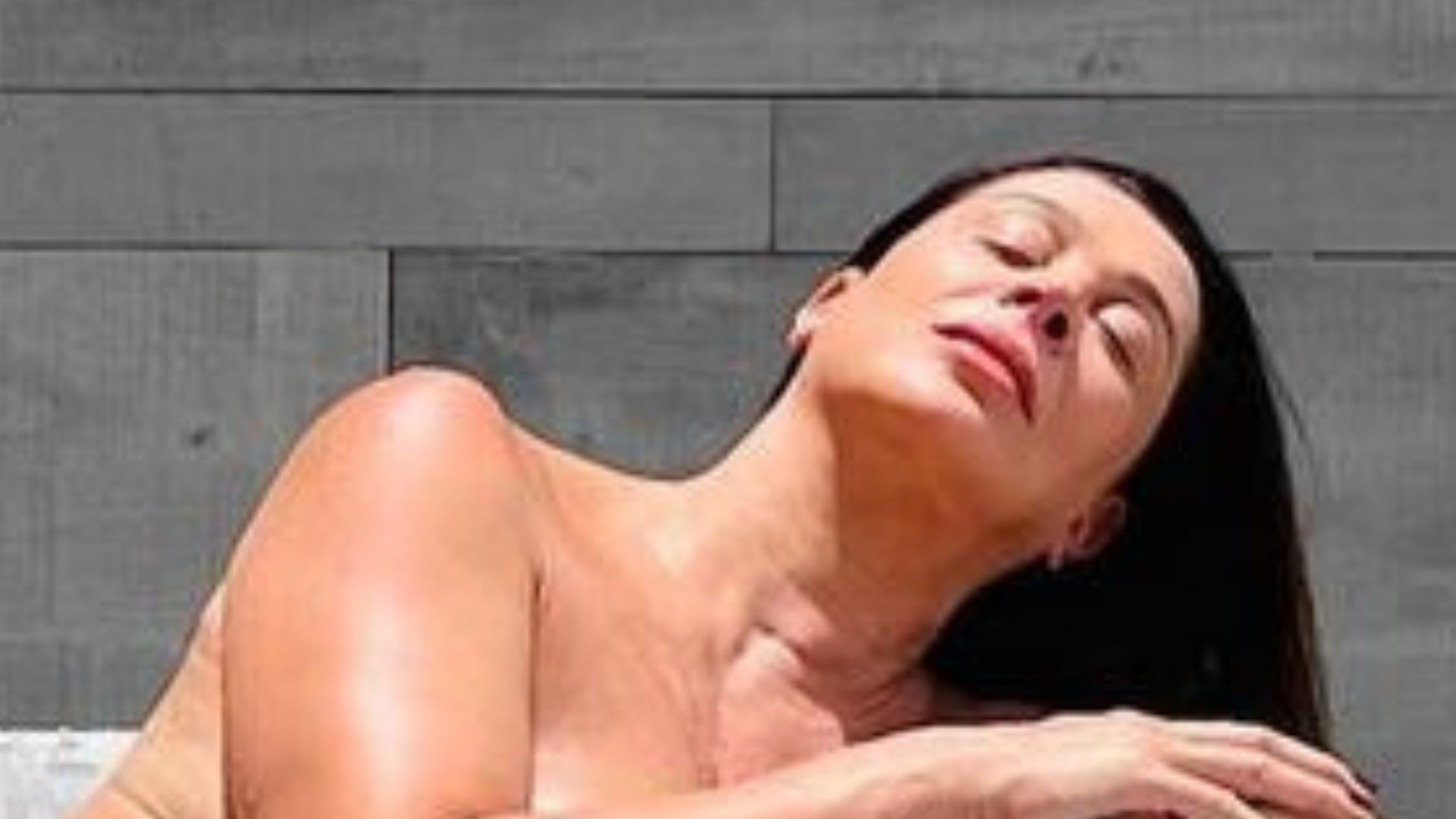 Aos 56 anos, Claudia Raia posa totalmente nua e exibe barrigão de grávida: “Leve e linda”