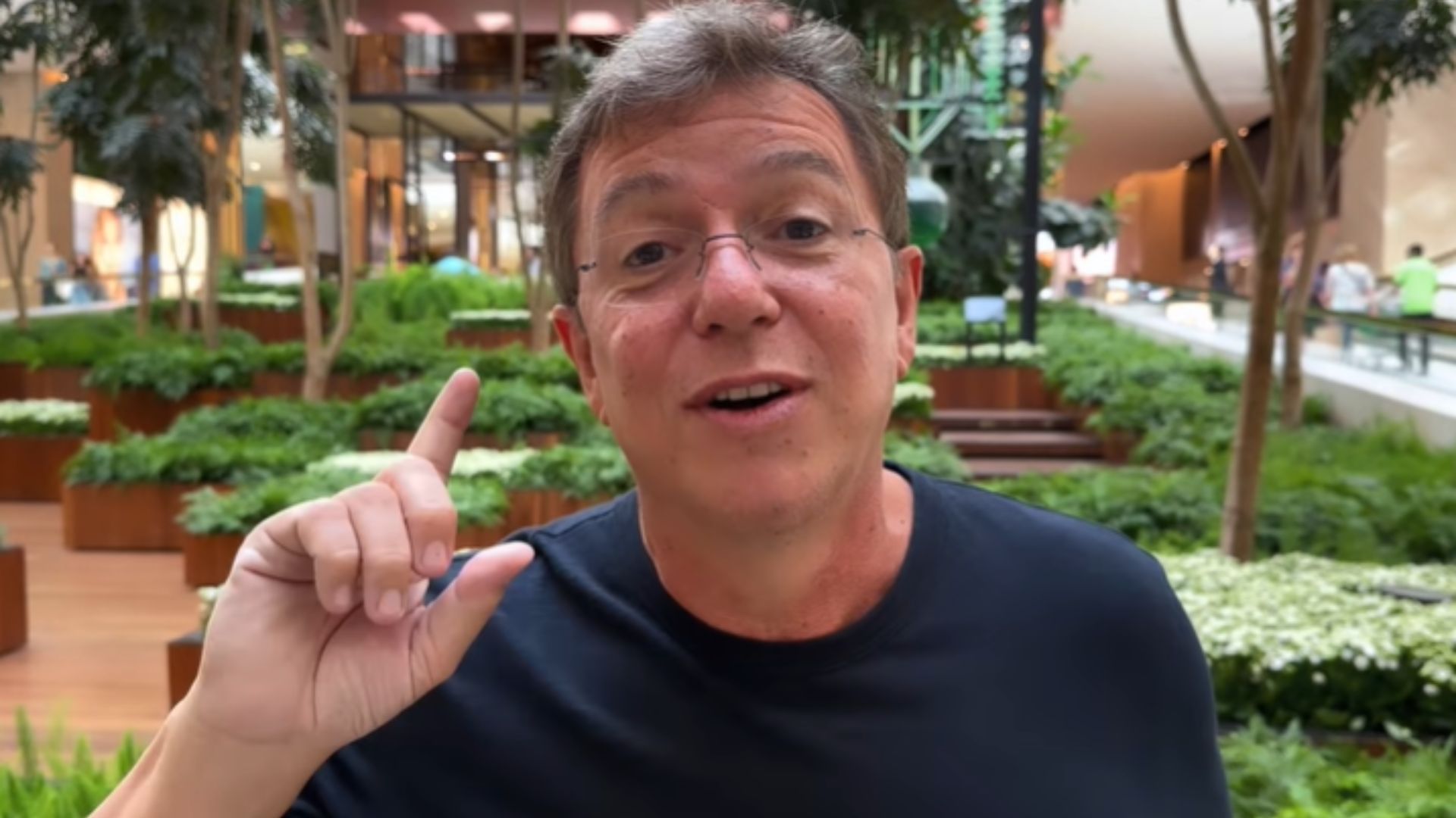 BBB23: Boninho divulga dinâmica com reality gringo e pede ajuda: “Dá uma ideia”