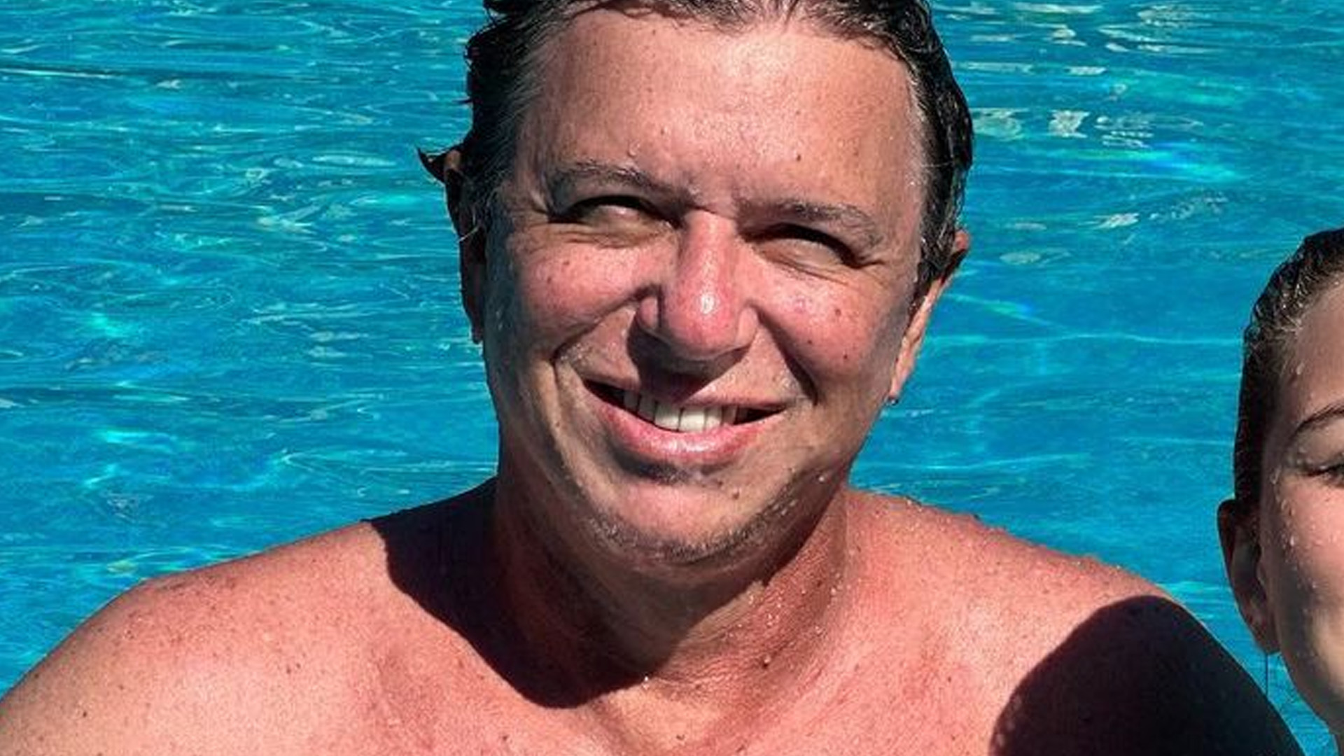 Discreto, Boninho posa em clique raro com filha de 15 anos: “São iguais”