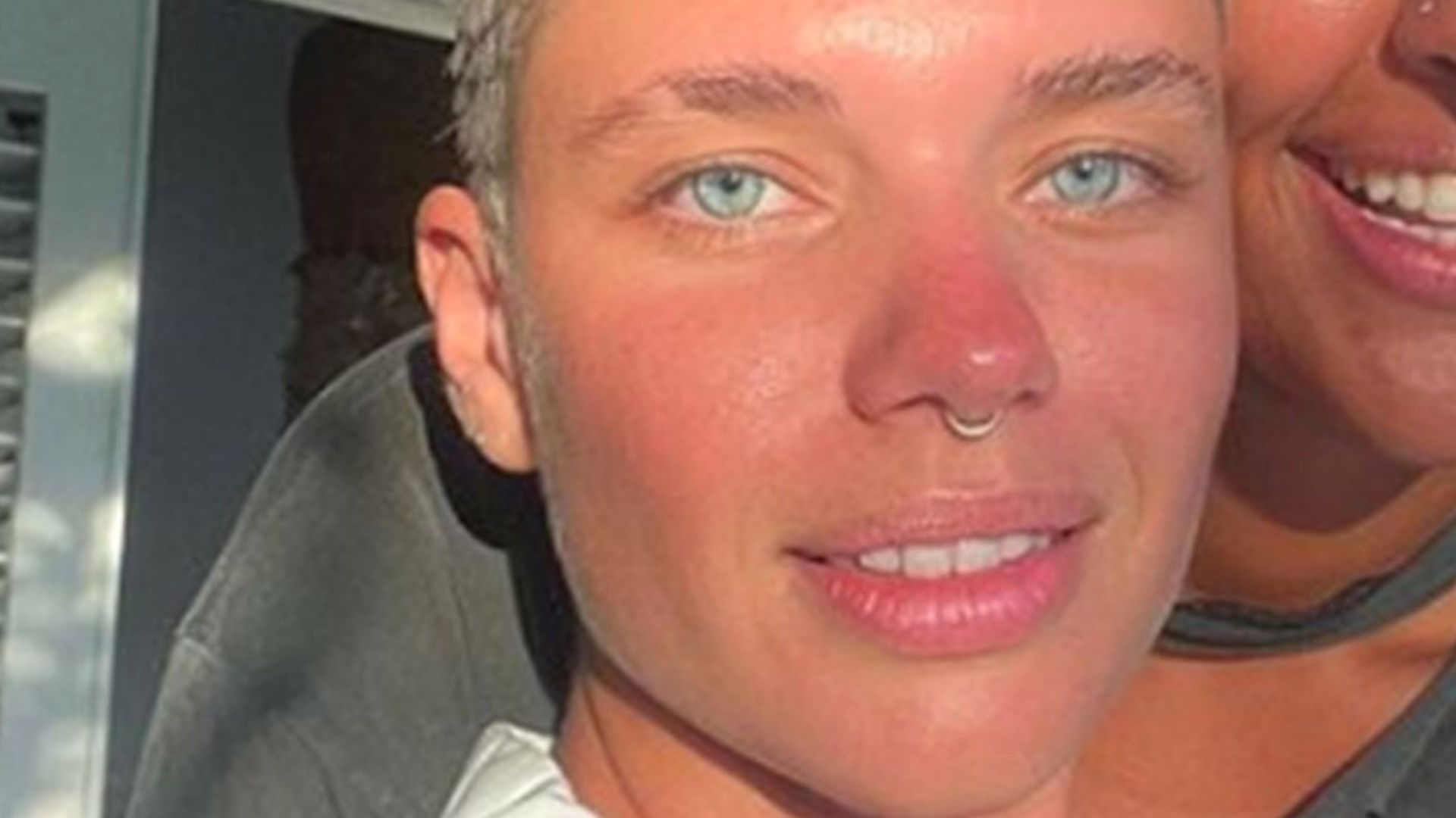Bruna Linzmeyer surpreende web em clique raro com a namorada: “Gostosa”