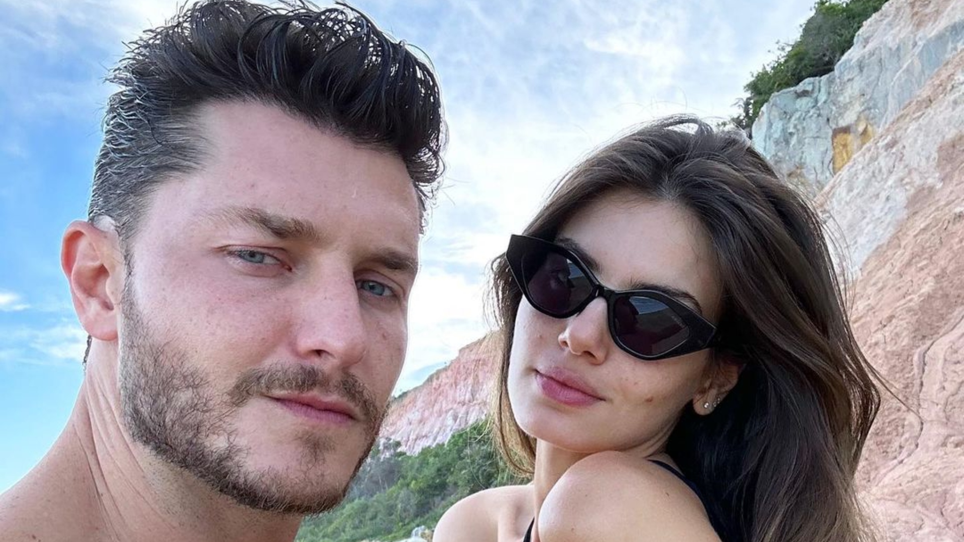Camila Queiroz e Klebber Toledo posam juntinhos e exibem corpão na praia: “Imaginando os filhos”