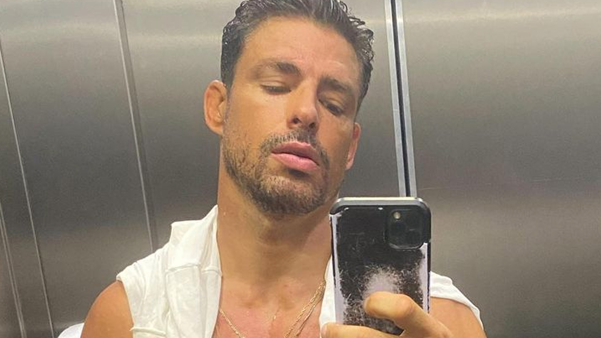 Cauã Reymond aparece de shortinho colado e volume chama atenção: “Mala”