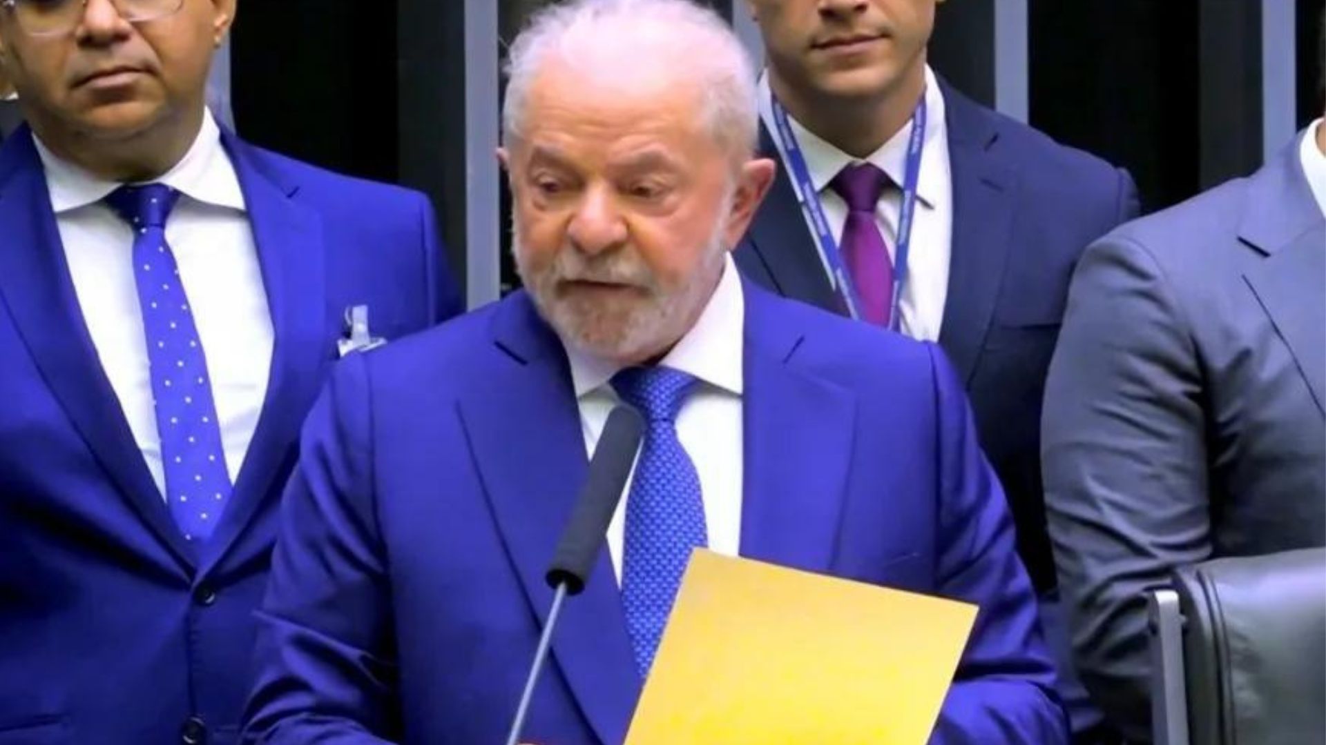 Deputada expõe convite recebido para a posse de Lula e web reage: “Do lixo ao luxo”