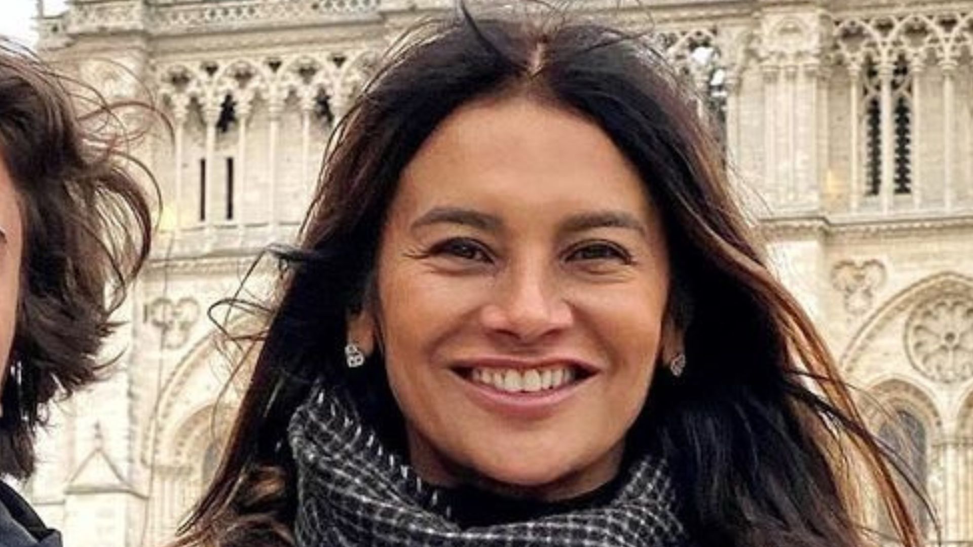 Dira Paes surge coladinha aos filhos em viagem a Paris e impressiona: “Igual”