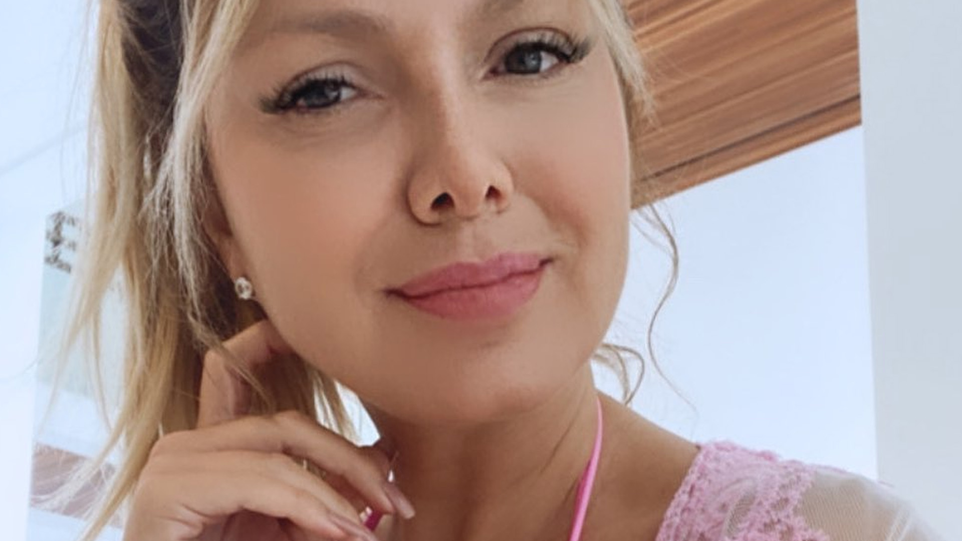 Aos 49 anos, Eliana abre 2023 com biquíni fininho e decotão: “Brilho prevalece”