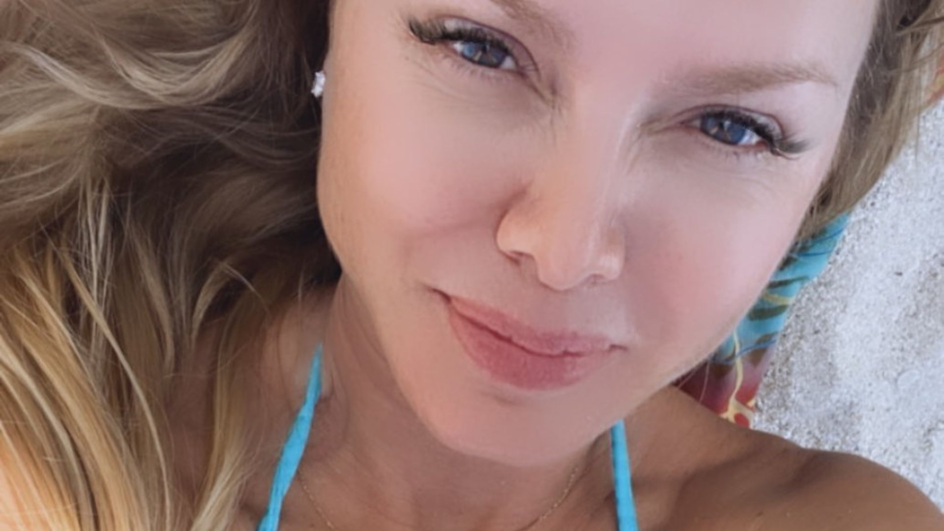 Aos 50 anos, Eliana ostenta shape sarado de biquíni e dá zoom no decote: “Mulherão”