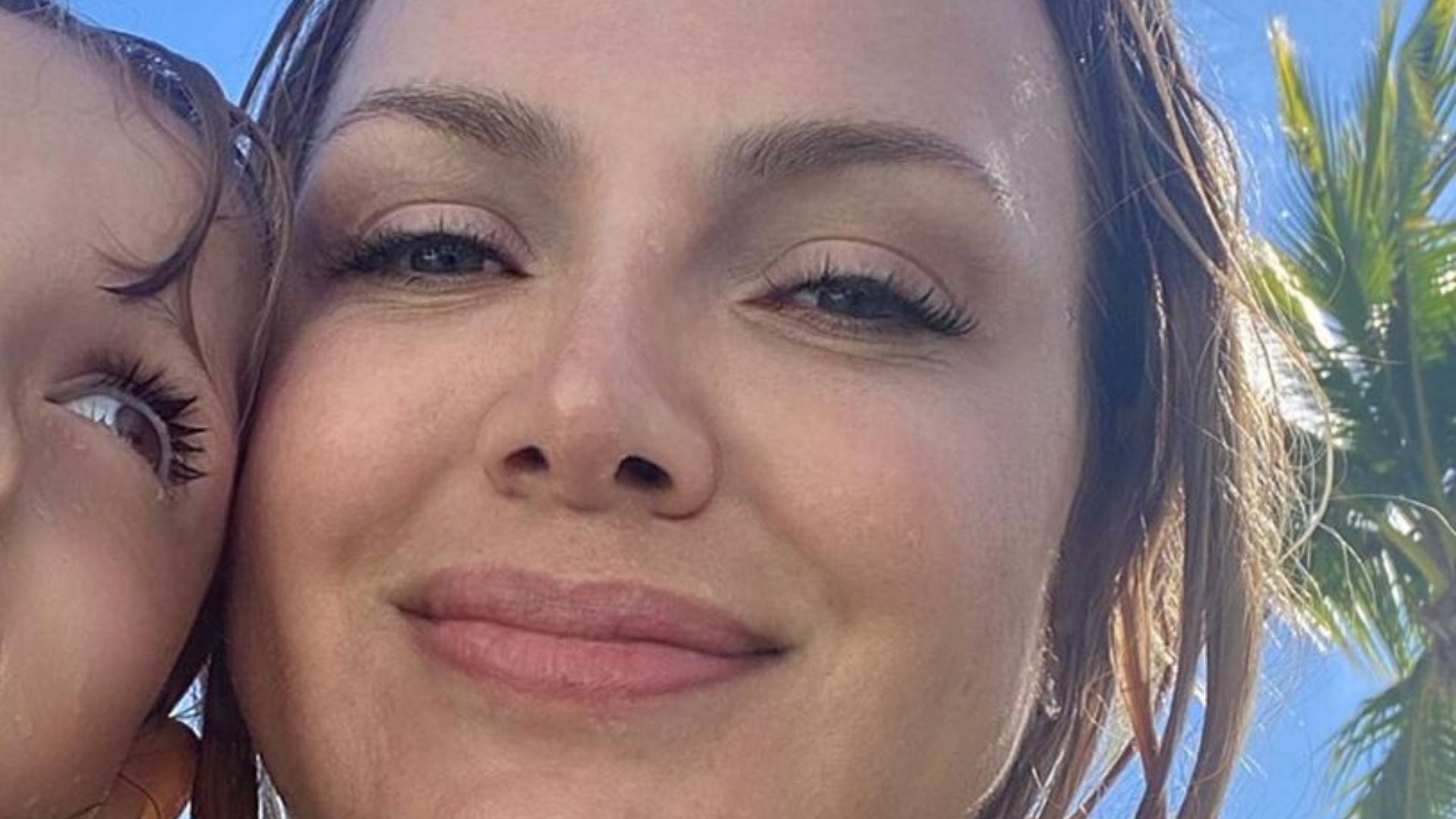 Fofura! Eliana se derrete ao surgir agarradinha à filha caçula: “Eu grudo mesmo”