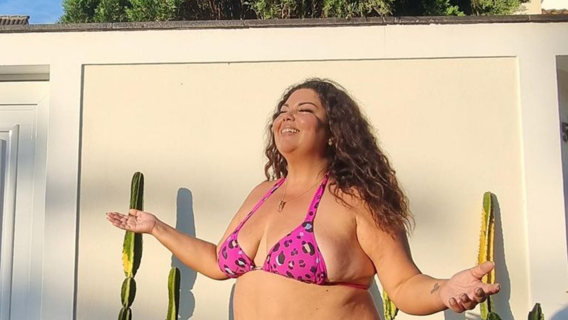 Fabiana Karla aposta em biquíni de oncinha rosa pink e exibe corpão natural: “Poderosa”