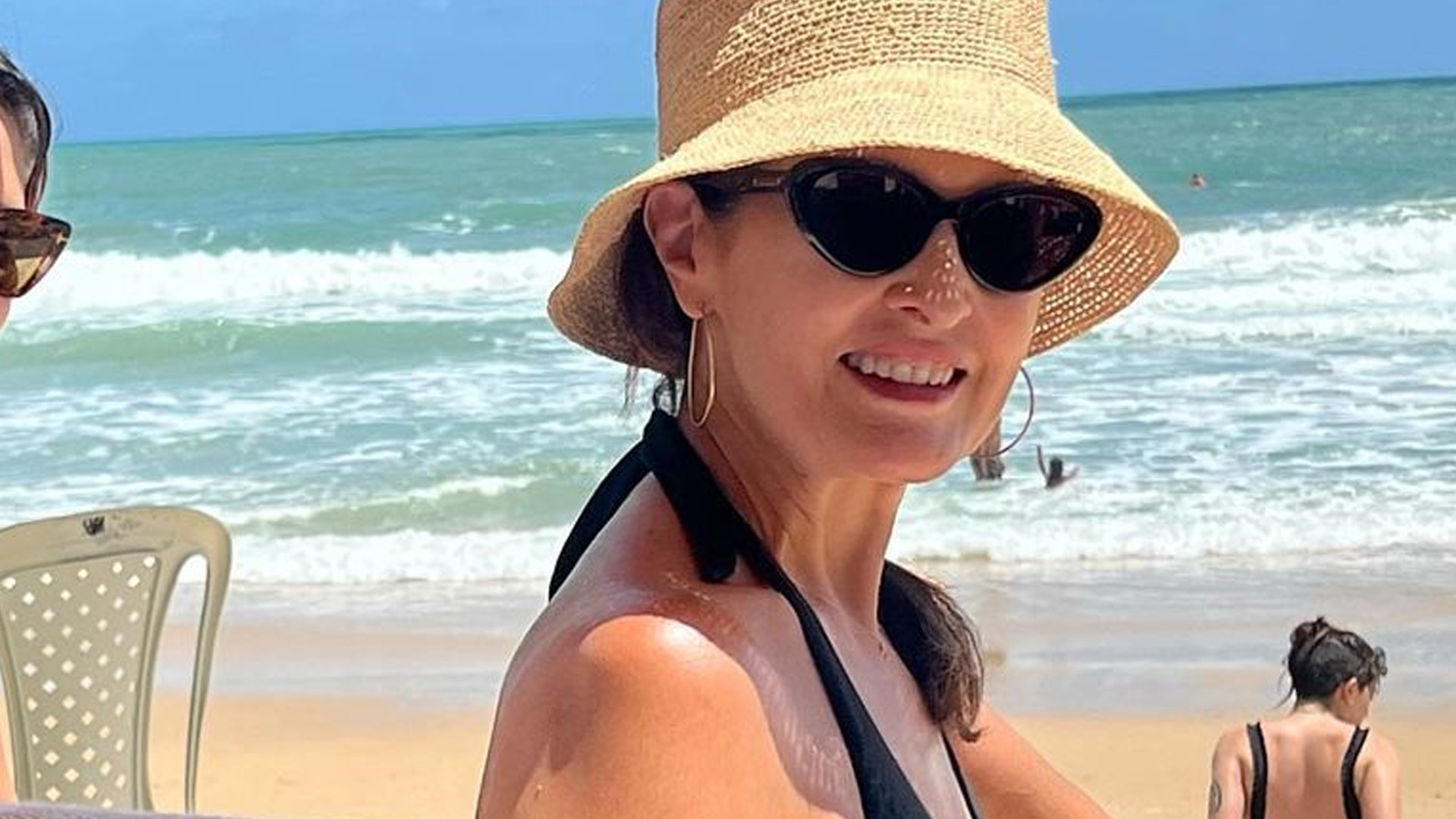 Fátima Bernardes curte praia de biquíni com a filha e semelhança vira assunto: “Irmãe”