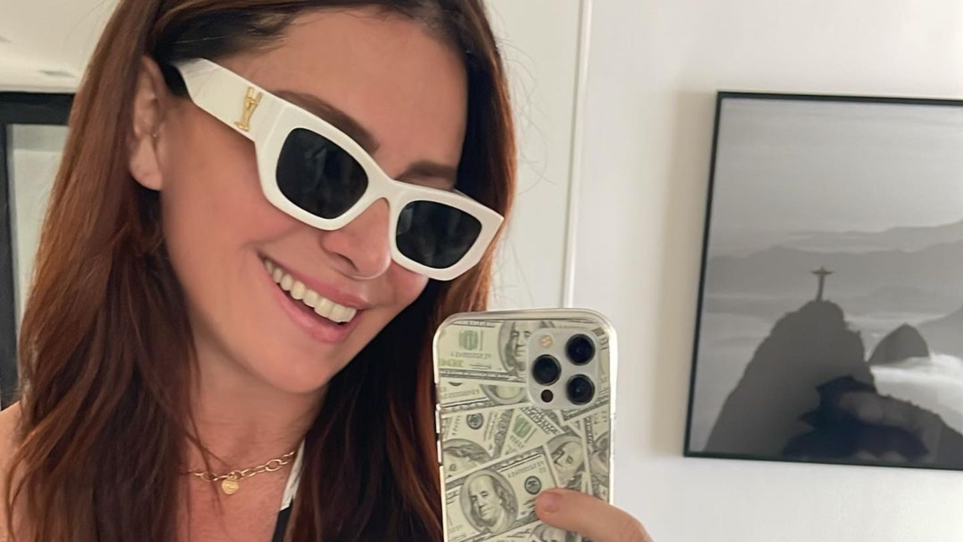 Giovanna Antonelli exibe barriga chapada em biquíni listrado e rouba a atenção: “Madame”