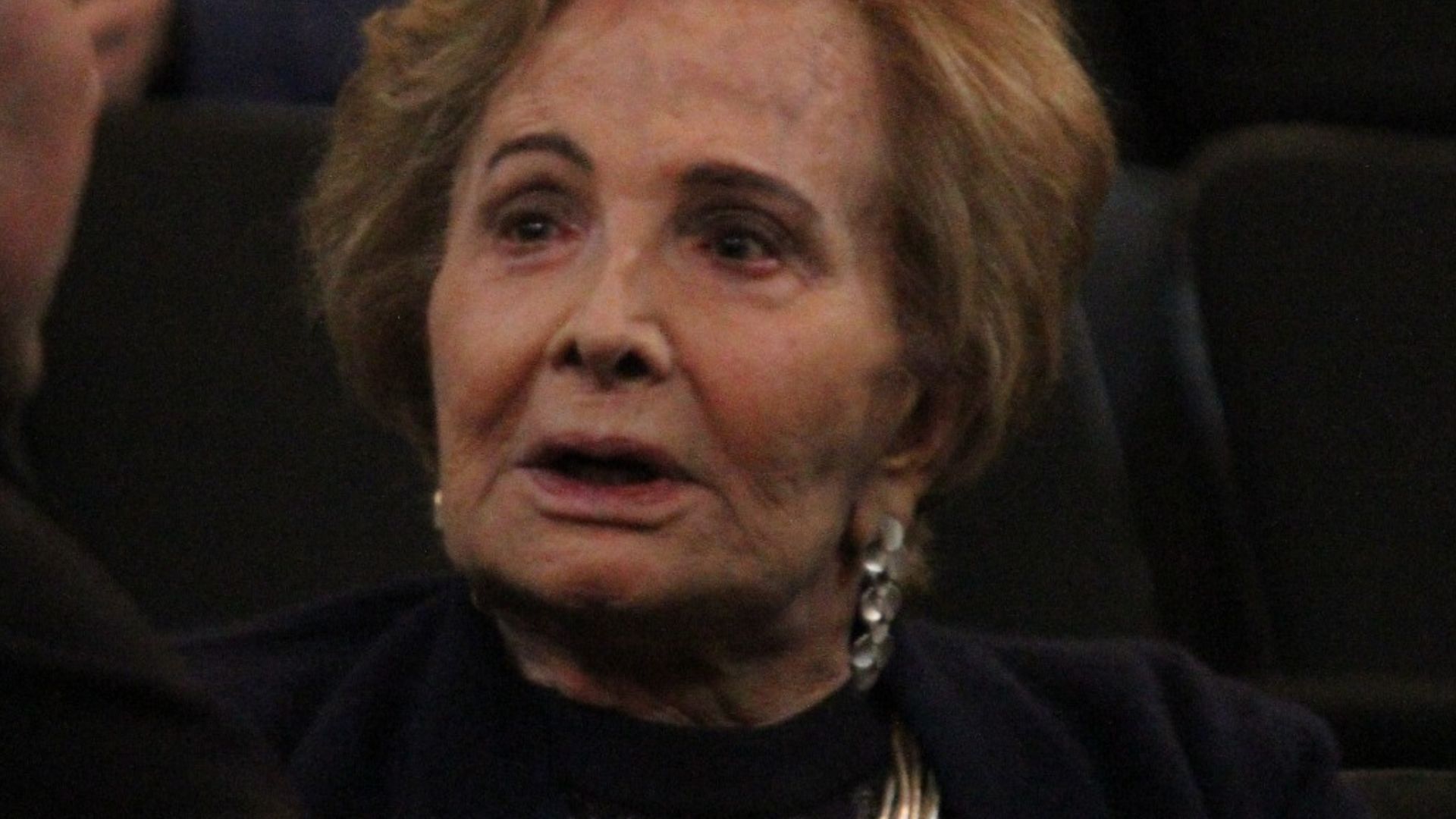 Aos 88 anos, Gloria Menezes é flagrada emocionada e usando cadeira de rodas