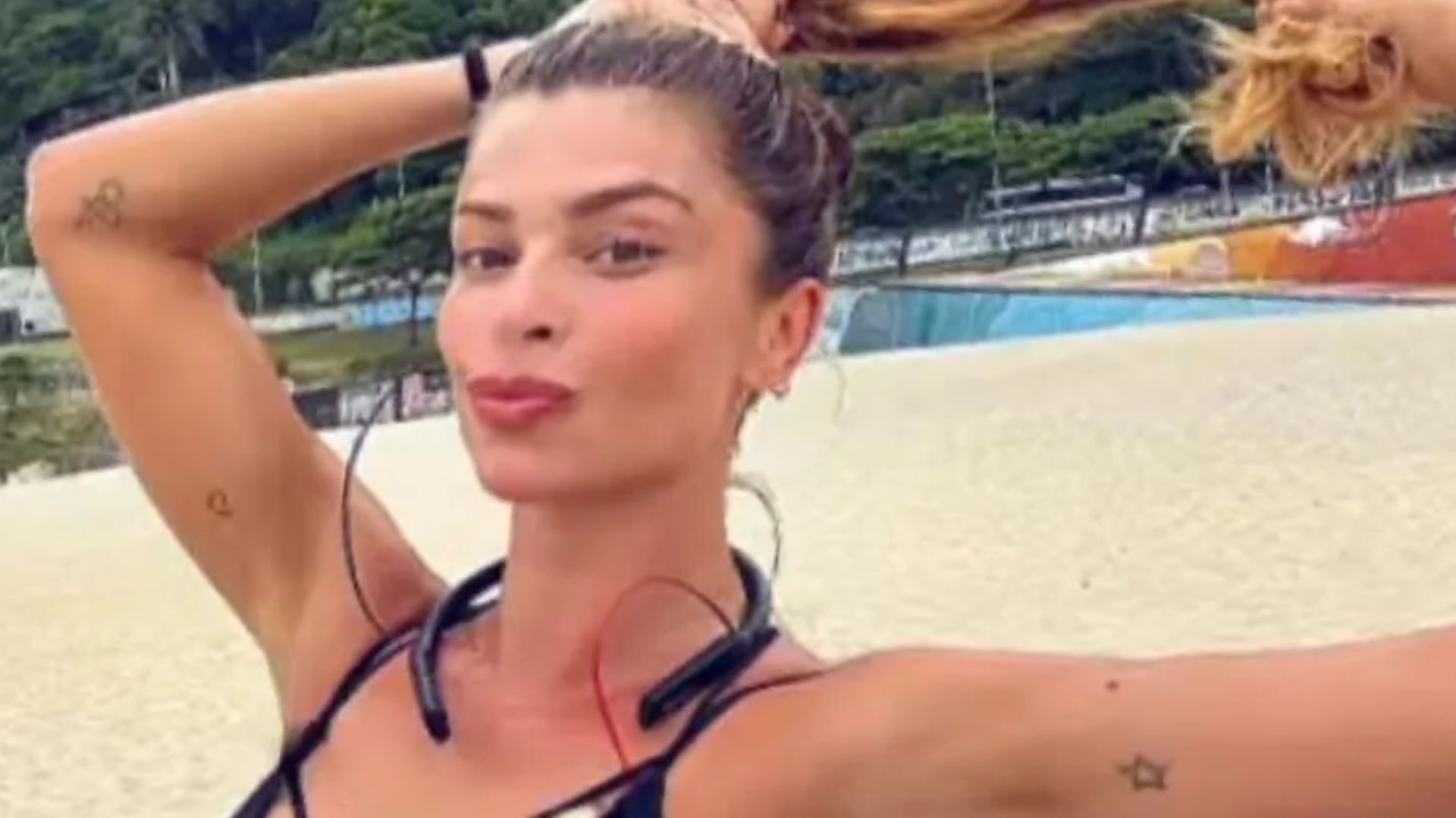 Grazi Massafera ostenta decote explodindo durante treino pesado na praia: “Teve”