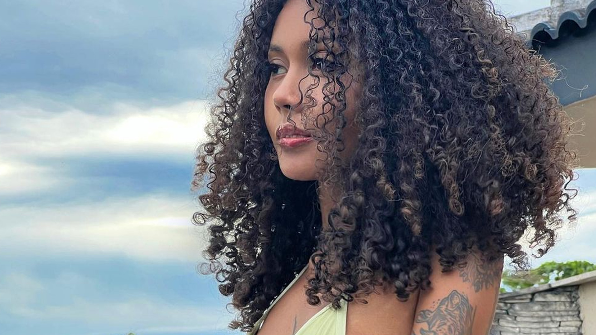 Irmã de Gracyanne Barbosa cobre o mínimo com biquíni cortininha: “Perigosa”
