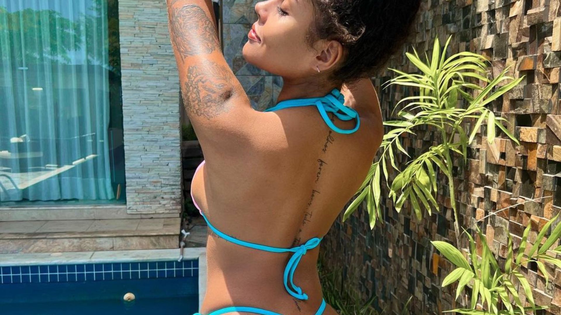 Irmã de Gracyanne Barbosa escandaliza fãs ao mostrar calcinha atolada em foto: “Gostosa”