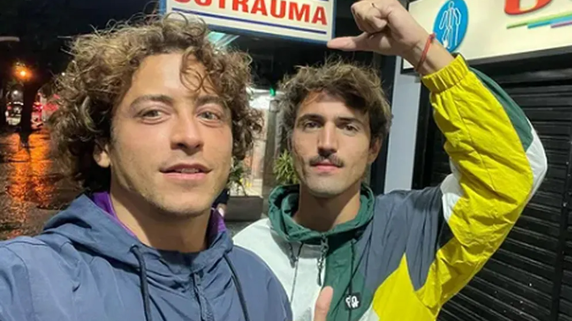 Papais? Morando juntos, Jesuíta Barbosa e namorado adotam novo membro da família
