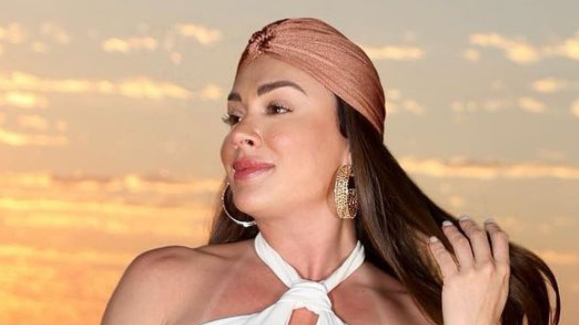 Chiquérrima! De branco, Juju Salimeni ostenta barriga trincada em Dubai: “Perfeita”