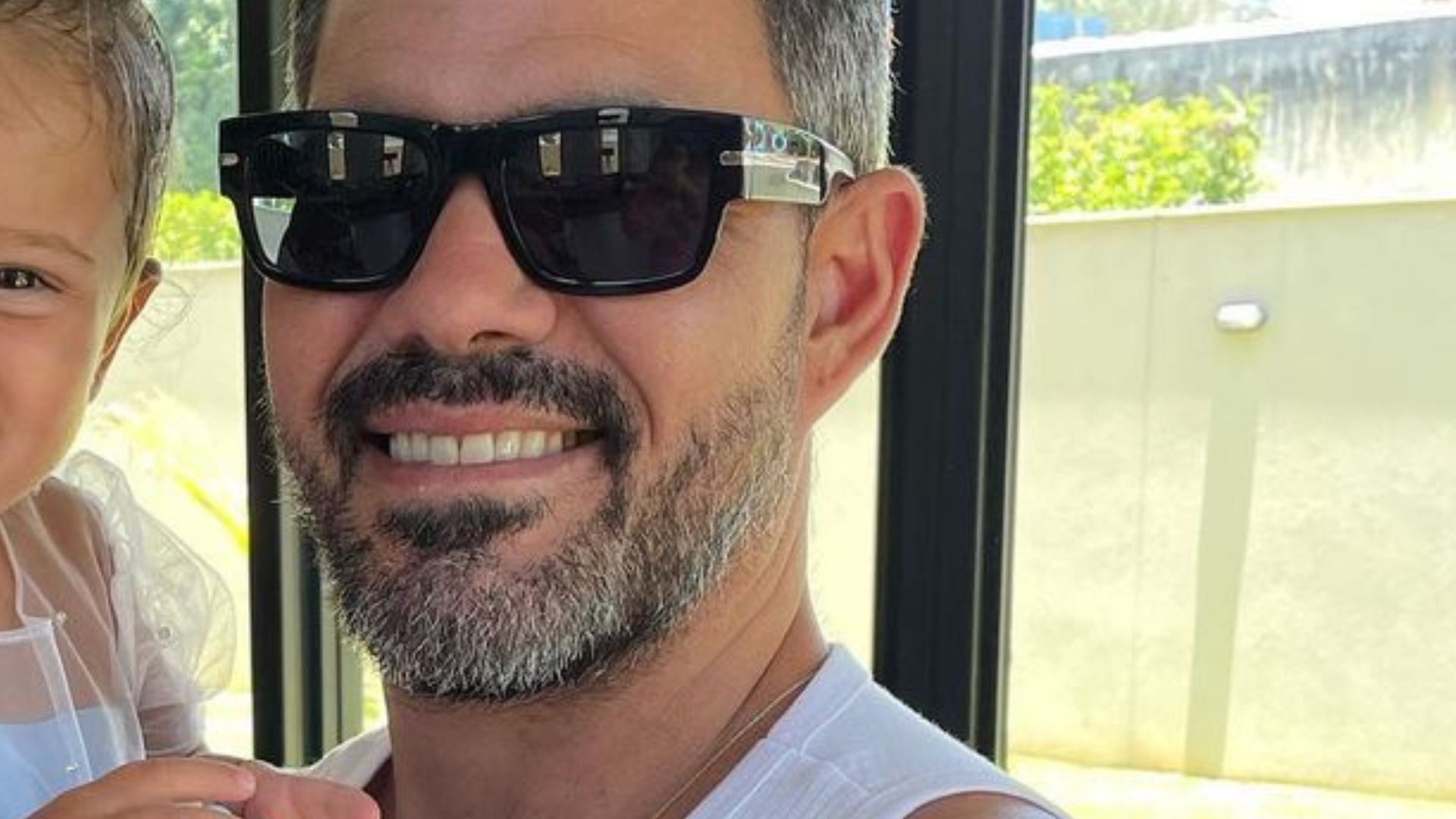 Juliano Cazarré celebra dois aninhos da filha em casa: “Muito bom ser papai de menina”