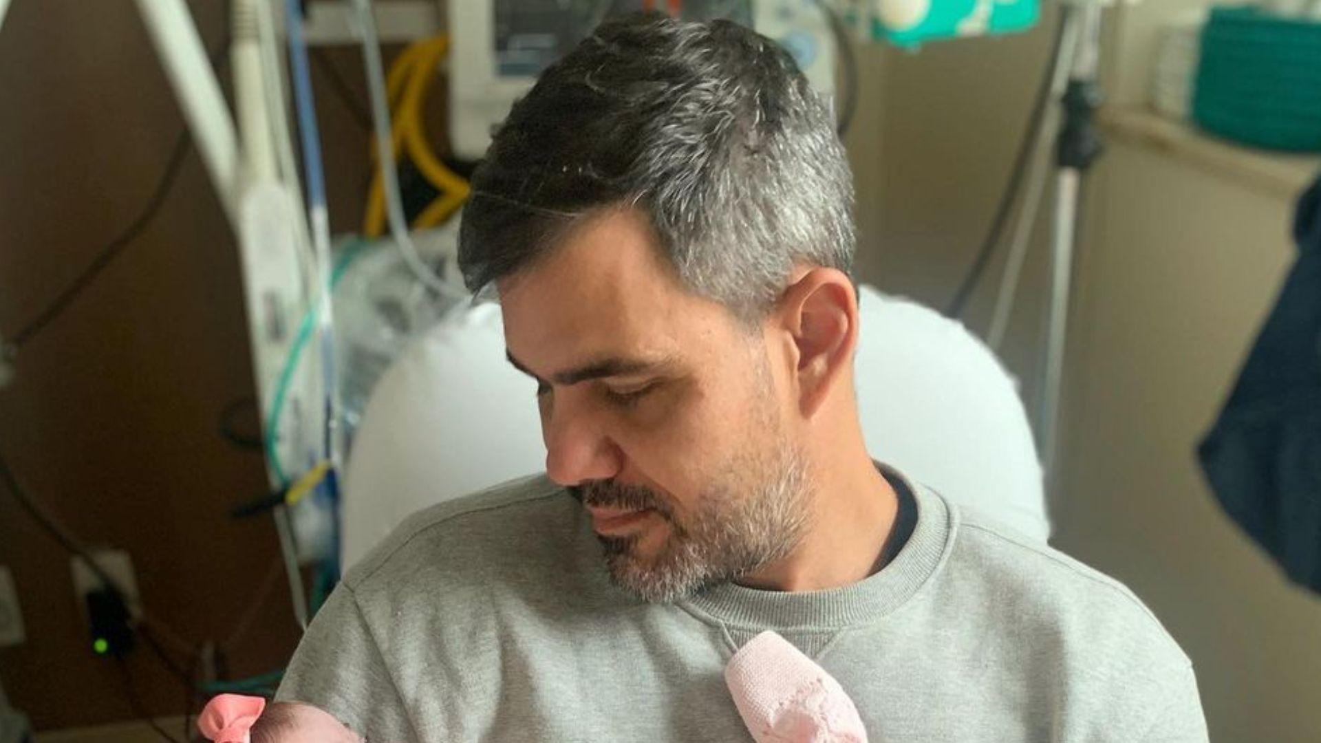 Juliano Cazarré paparica filha na UTI e faz oração: “Ouça as nossas preces”