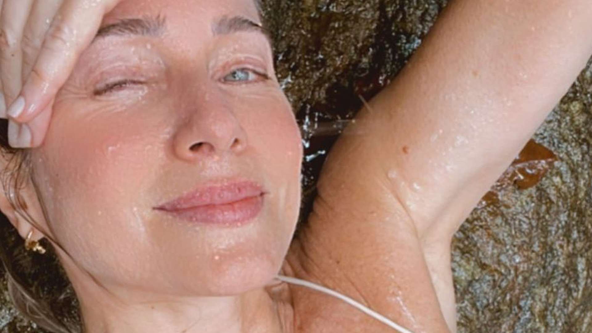 Aos 49 anos, Letícia Spiller mostra beleza natural de biquíni sem filtros: “Classuda”