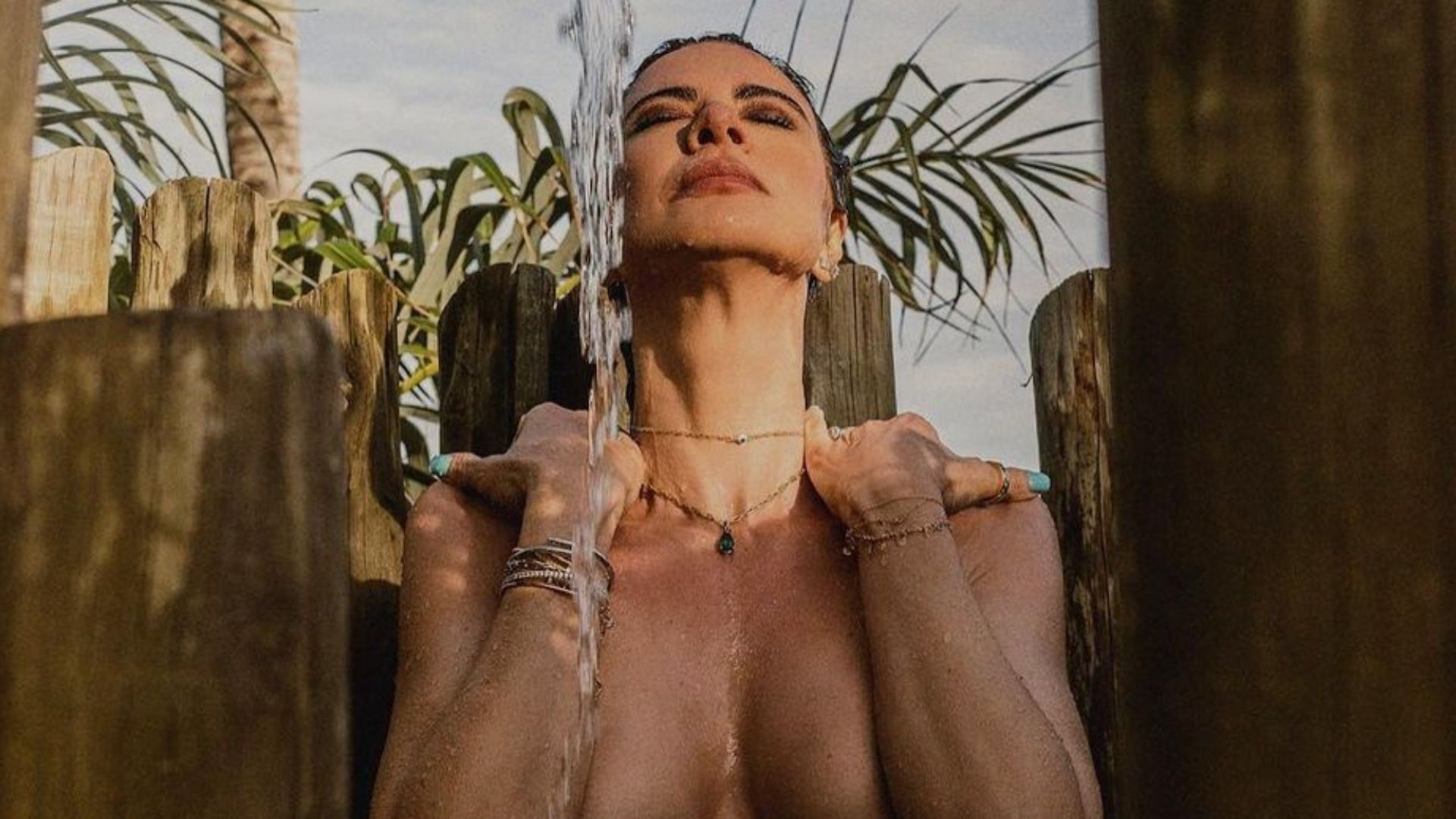 Aos 53 anos, Luciana Gimenez tira a roupa e faz topless sensual em ducha: “Babando”