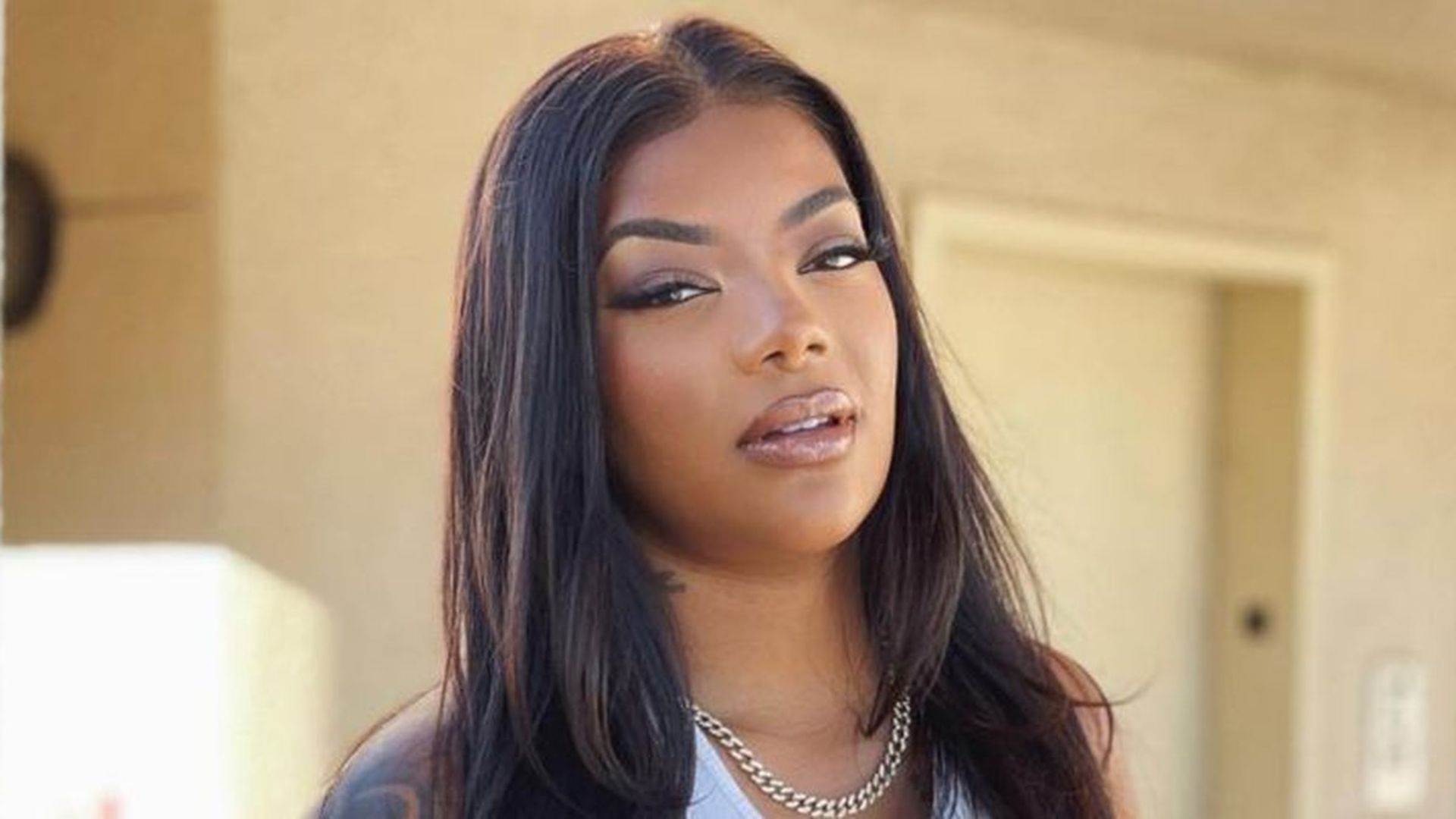 Ludmilla pede ajuda aos fãs após perder mala em porta de hotel: “Coisas caras”